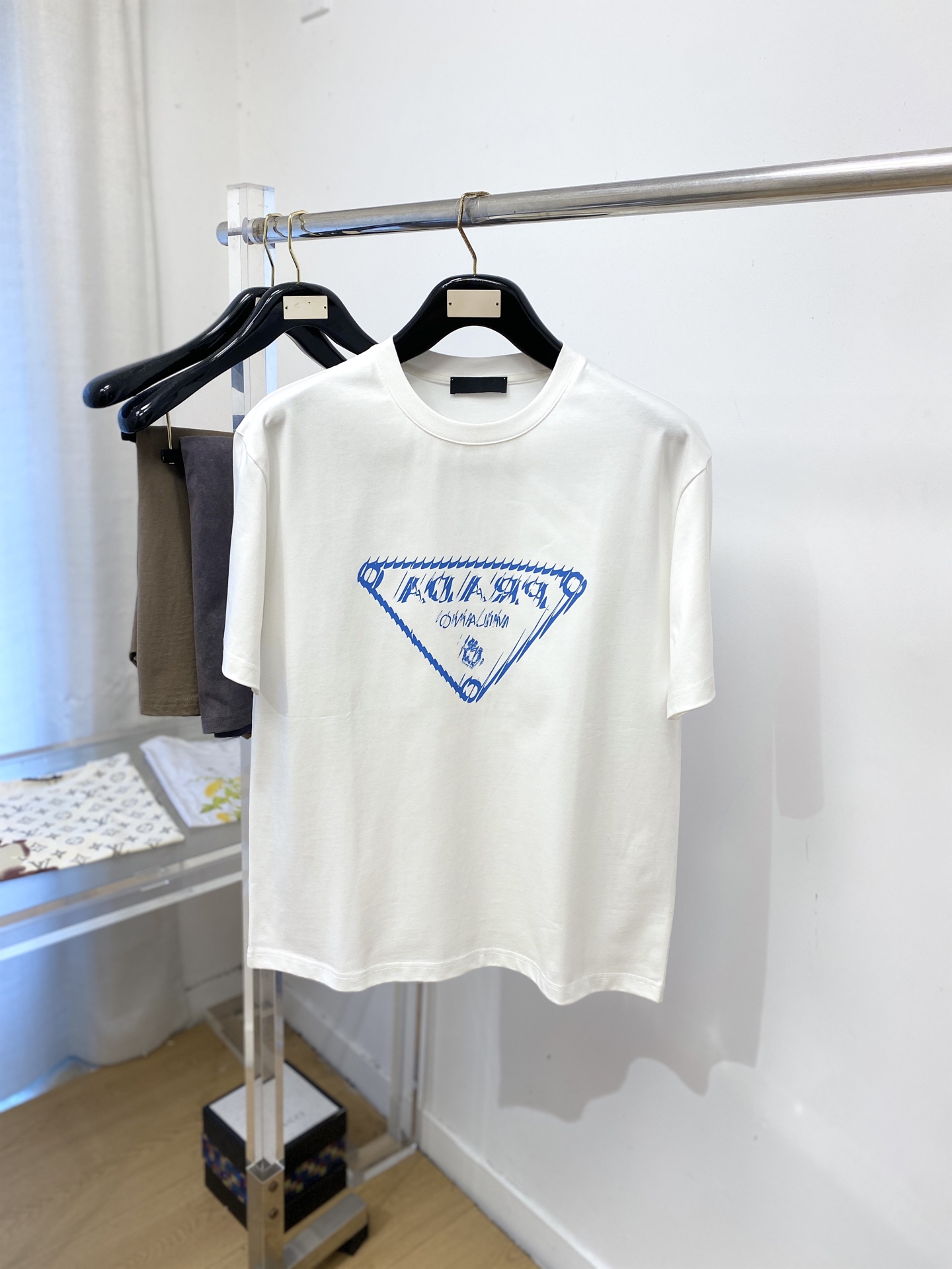 普拉达、2026新品短袖T恤，帅气时尚，简约百搭款。胸前顶级印花字母logo，面料棉 不仅挺括，保持潮流