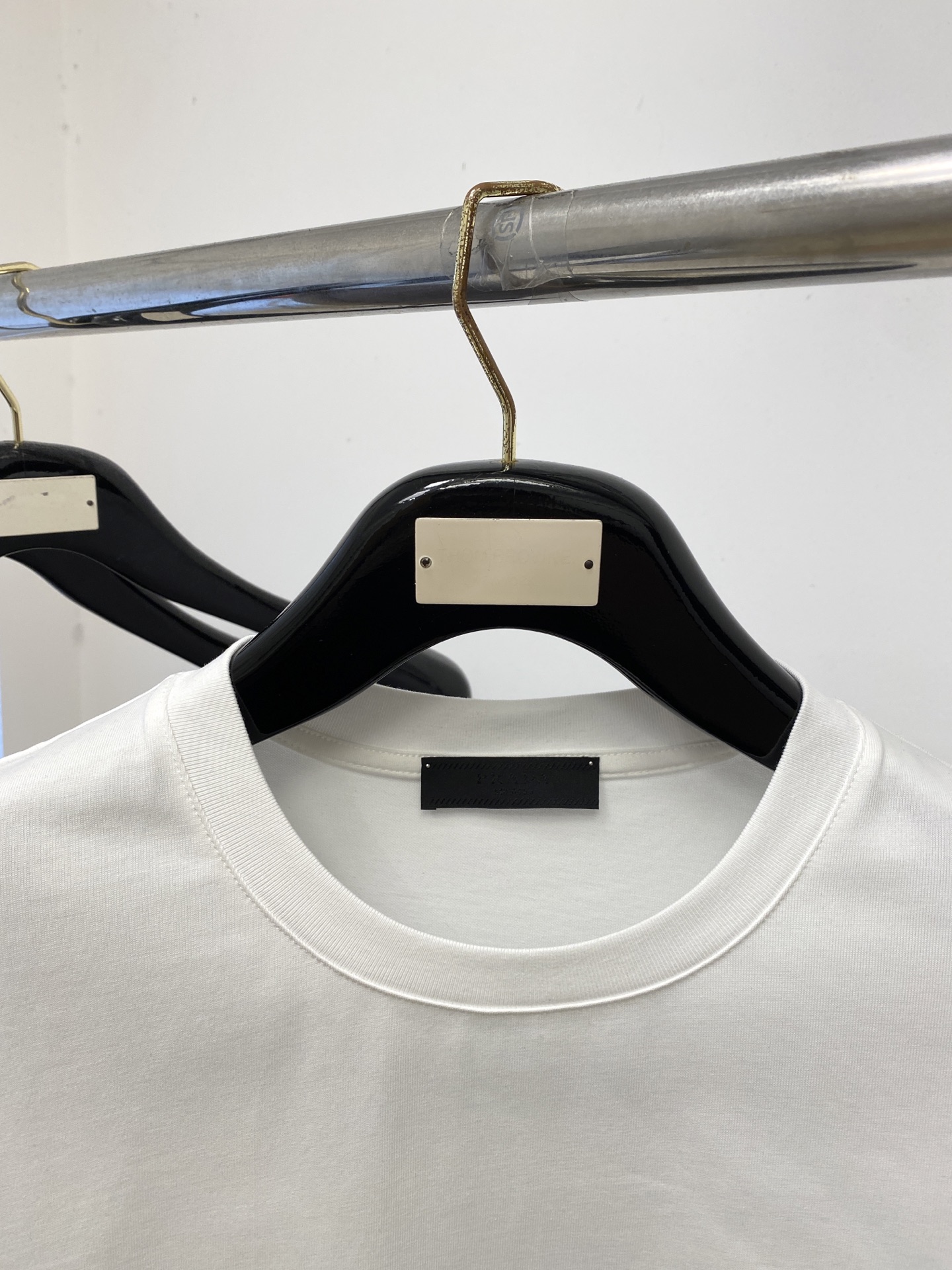 普拉达、2026新品短袖T恤，帅气时尚，简约百搭款。胸前顶级印花字母logo，面料棉 不仅挺括，保持潮流