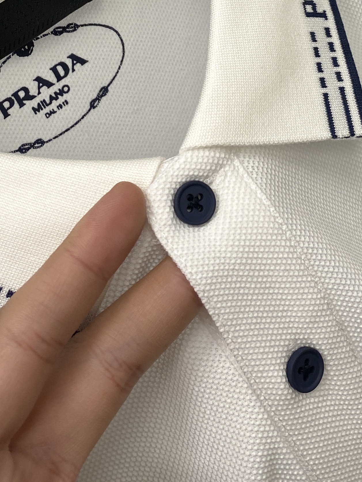 普拉达、2026新品短袖T恤，帅气时尚，简约百搭款。衣领顶级定织字母logo，面料棉 不仅挺括，保持潮流