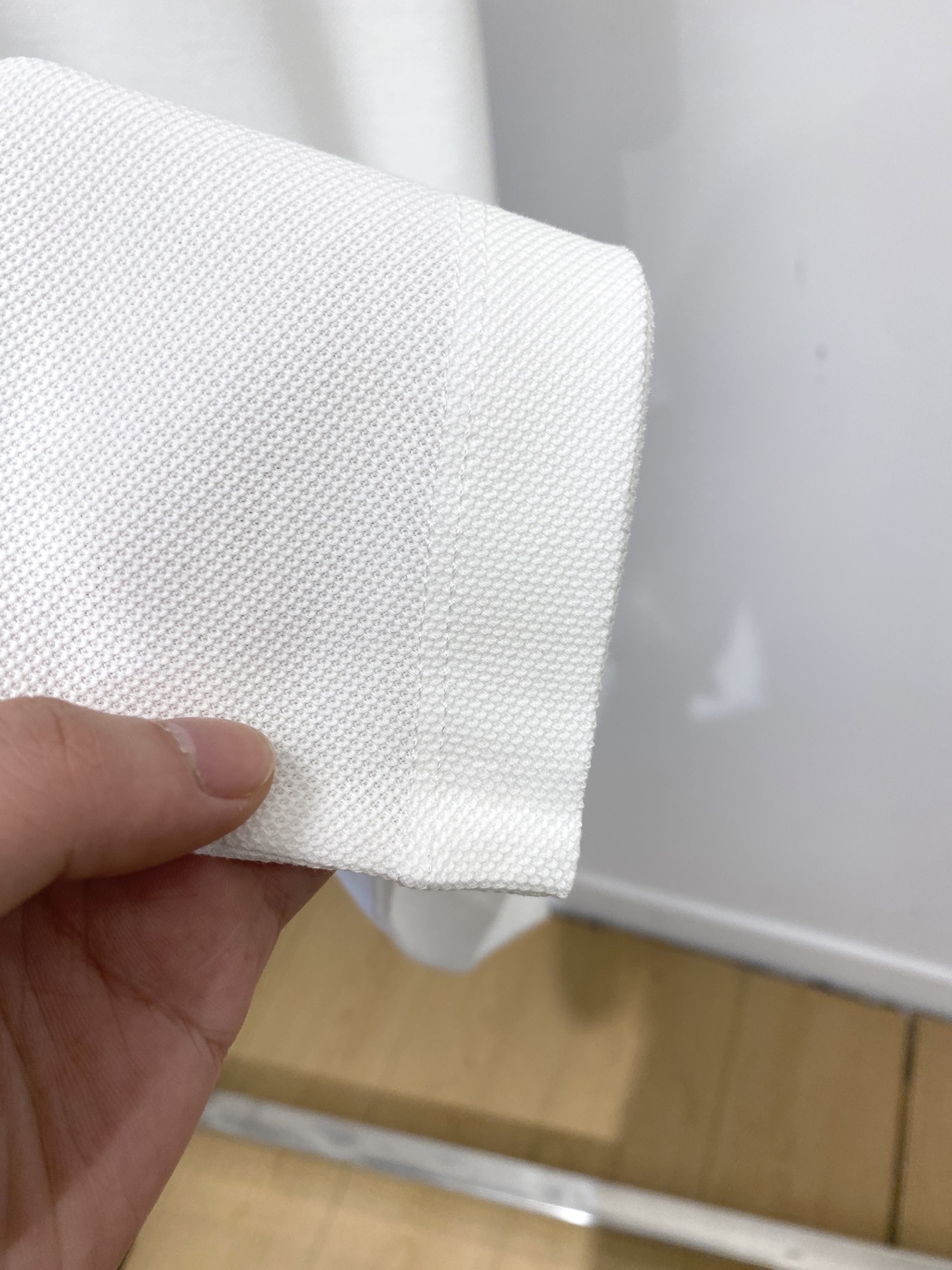 普拉达、2026新品短袖T恤，帅气时尚，简约百搭款。衣领顶级定织字母logo，面料棉 不仅挺括，保持潮流