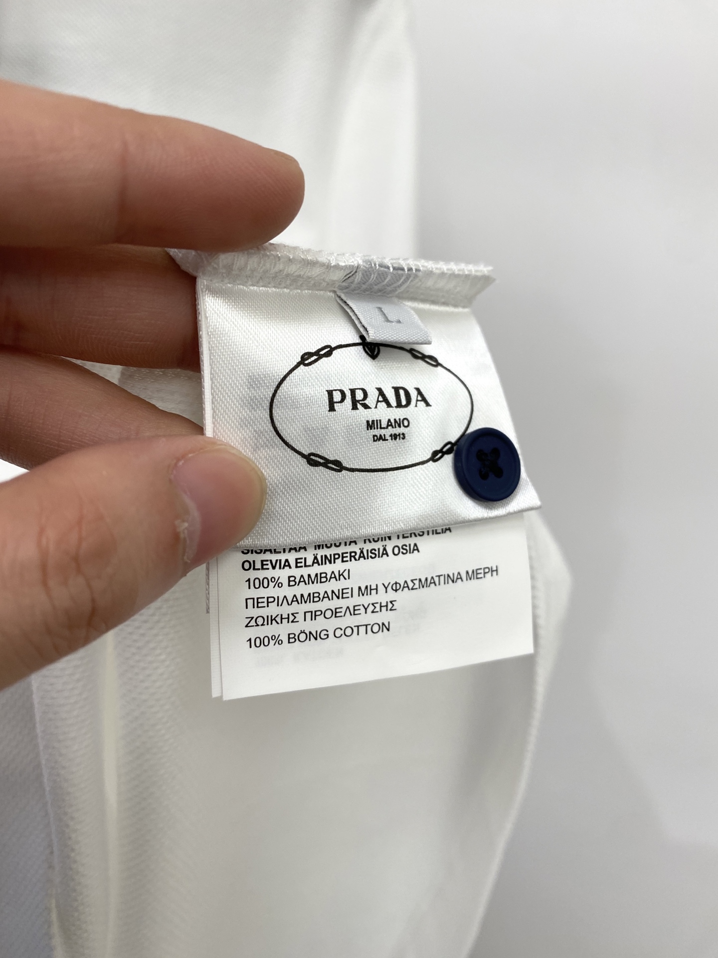 普拉达、2026新品短袖T恤，帅气时尚，简约百搭款。衣领顶级定织字母logo，面料棉 不仅挺括，保持潮流