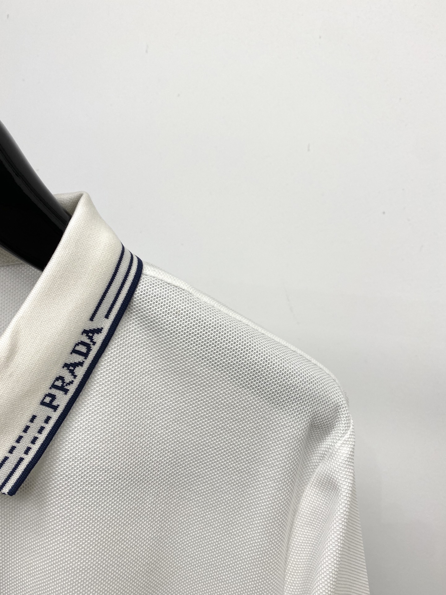 普拉达、2026新品短袖T恤，帅气时尚，简约百搭款。衣领顶级定织字母logo，面料棉 不仅挺括，保持潮流