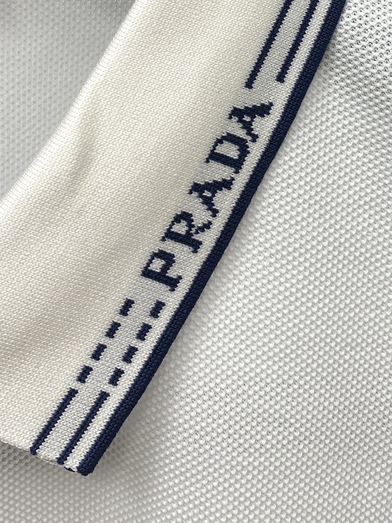 普拉达、2026新品短袖T恤，帅气时尚，简约百搭款。衣领顶级定织字母logo，面料棉 不仅挺括，保持潮流