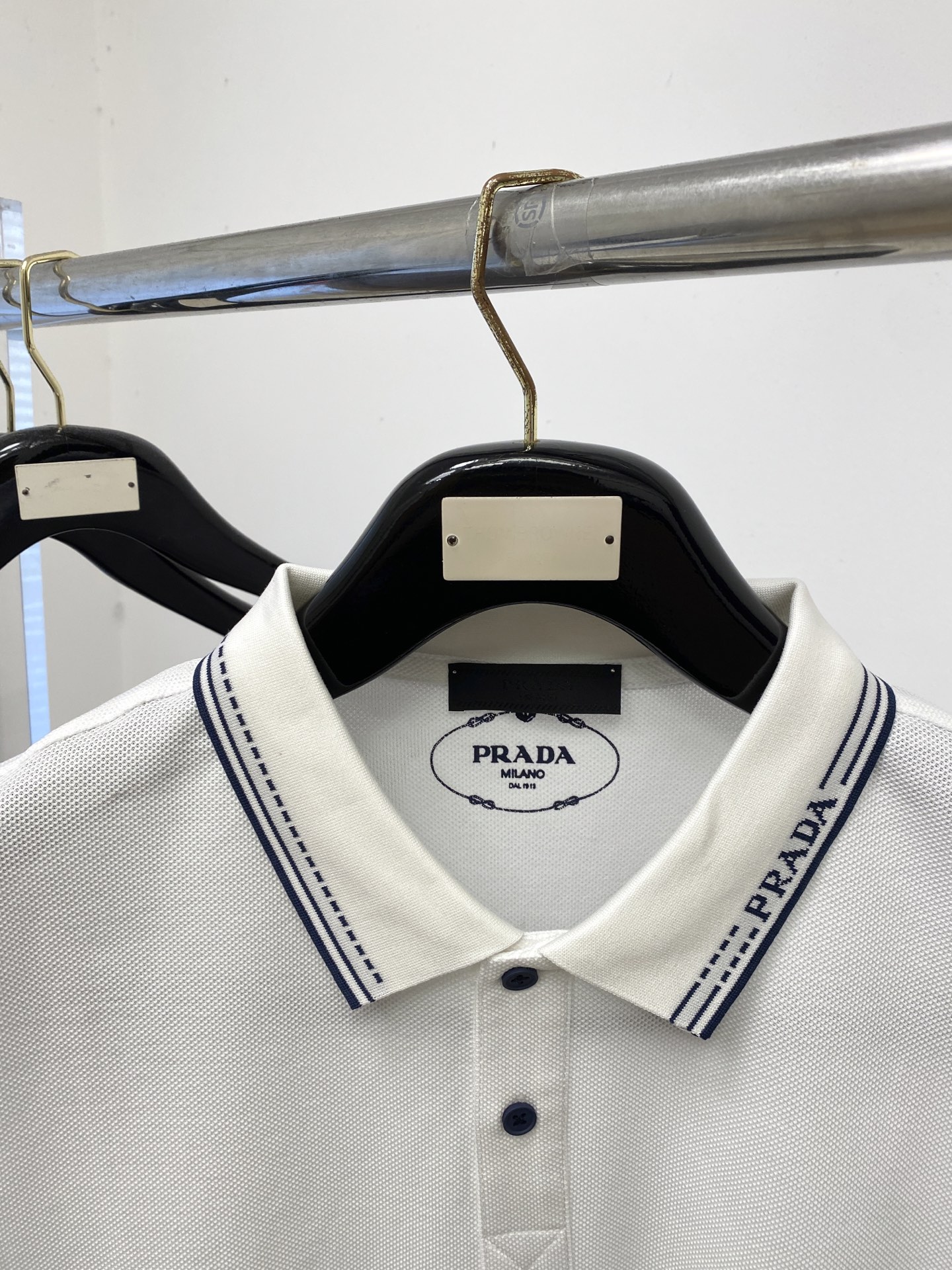 普拉达、2026新品短袖T恤，帅气时尚，简约百搭款。衣领顶级定织字母logo，面料棉 不仅挺括，保持潮流