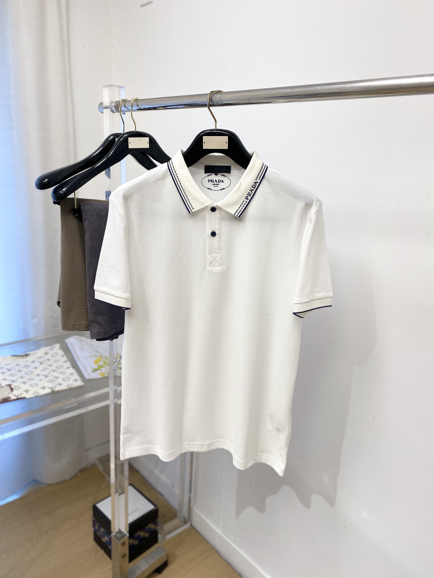 普拉达、2026新品短袖T恤，帅气时尚，简约百搭款。衣领顶级定织字母logo，面料棉 不仅挺括，保持潮流