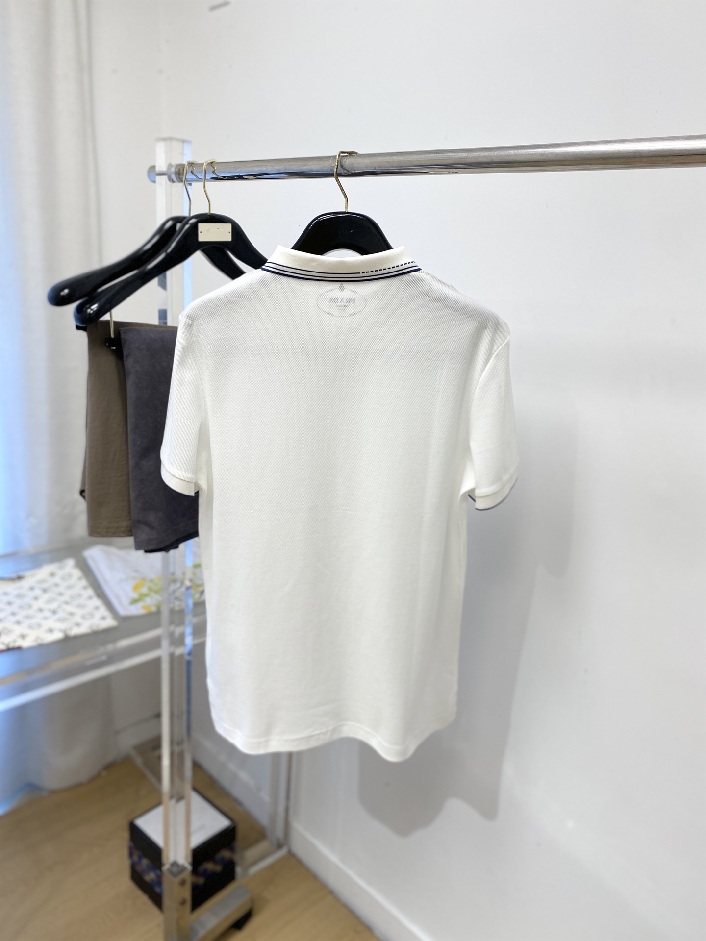 普拉达、2026新品短袖T恤，帅气时尚，简约百搭款。衣领顶级定织字母logo，面料棉 不仅挺括，保持潮流