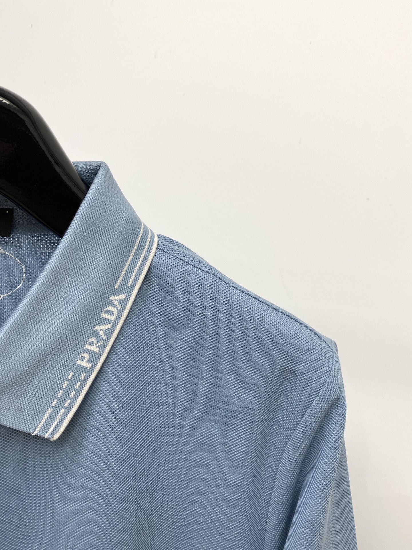 普拉达、2026新品短袖T恤，帅气时尚，简约百搭款。衣领顶级定织字母logo，面料棉 不仅挺括，保持潮流