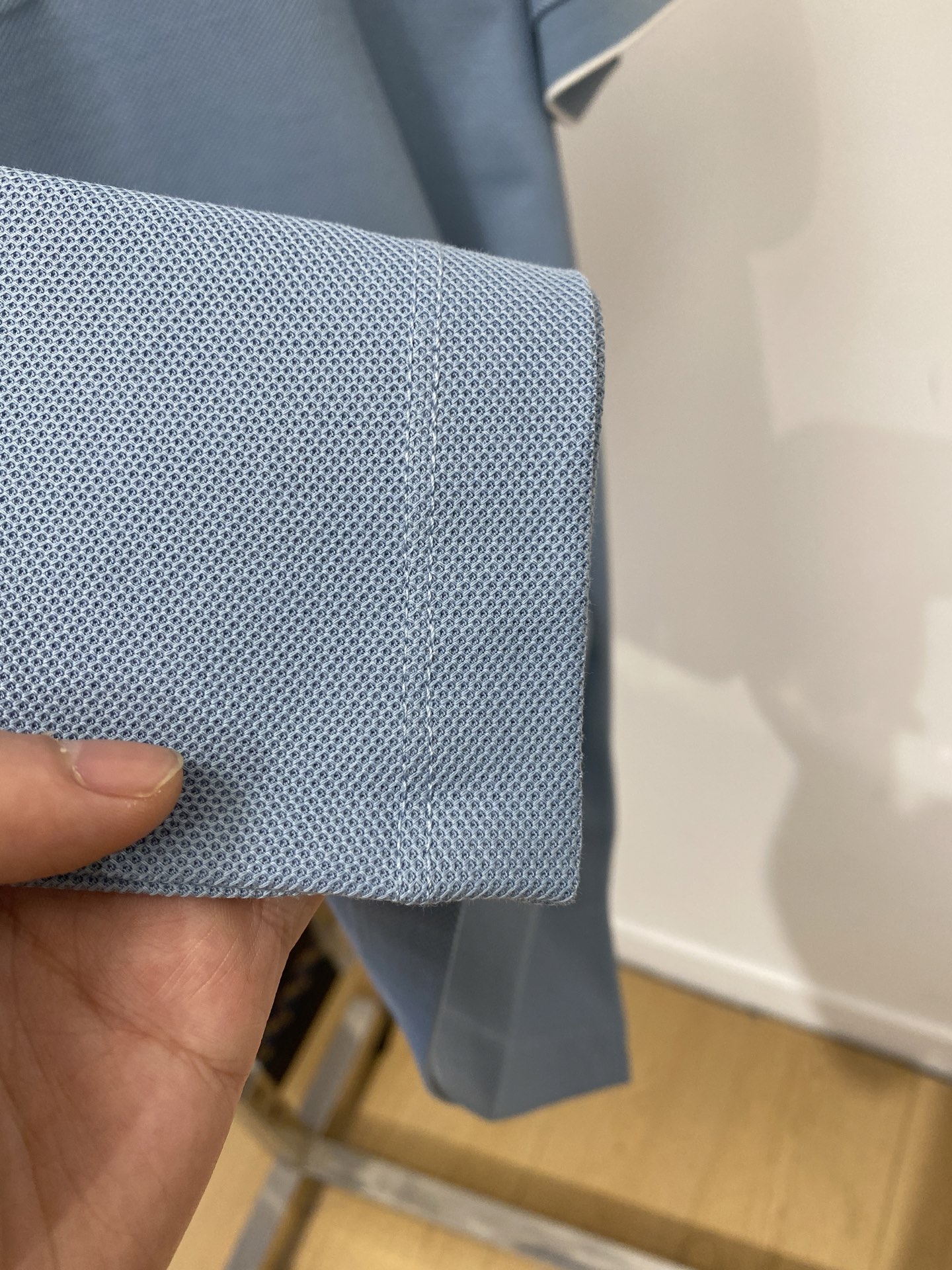 普拉达、2026新品短袖T恤，帅气时尚，简约百搭款。衣领顶级定织字母logo，面料棉 不仅挺括，保持潮流