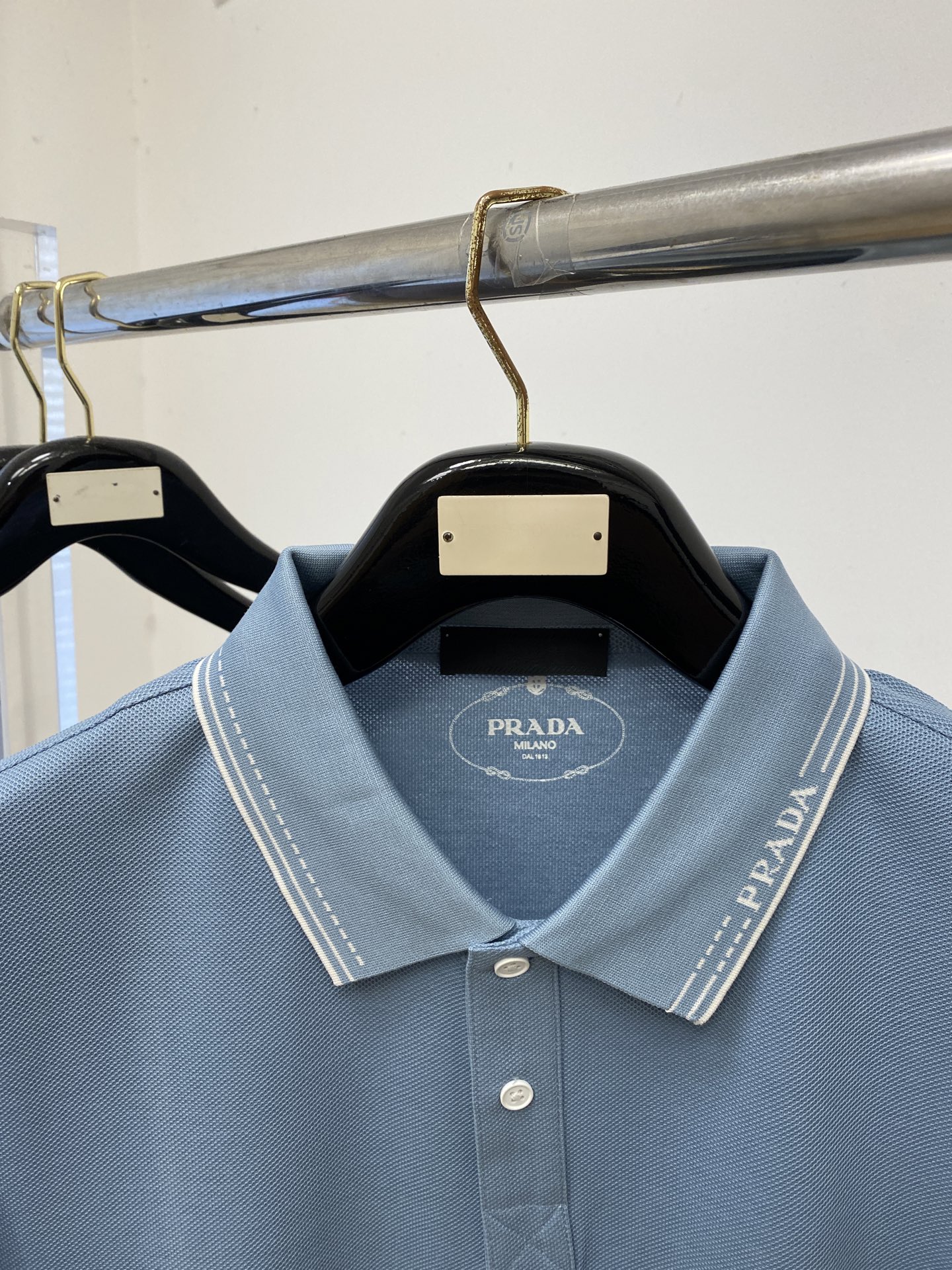 普拉达、2026新品短袖T恤，帅气时尚，简约百搭款。衣领顶级定织字母logo，面料棉 不仅挺括，保持潮流