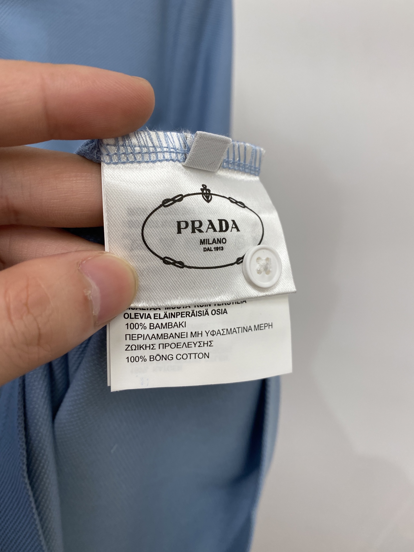 普拉达、2026新品短袖T恤，帅气时尚，简约百搭款。衣领顶级定织字母logo，面料棉 不仅挺括，保持潮流