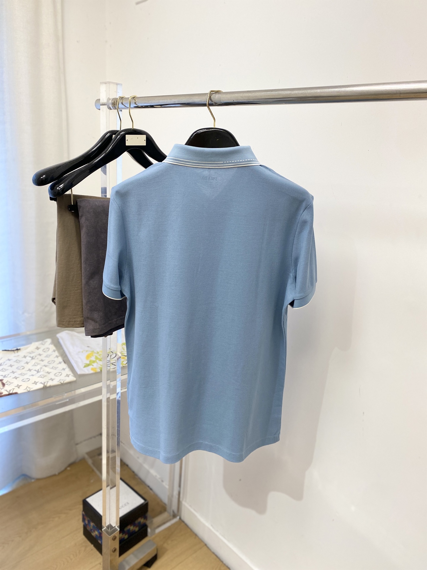 普拉达、2026新品短袖T恤，帅气时尚，简约百搭款。衣领顶级定织字母logo，面料棉 不仅挺括，保持潮流