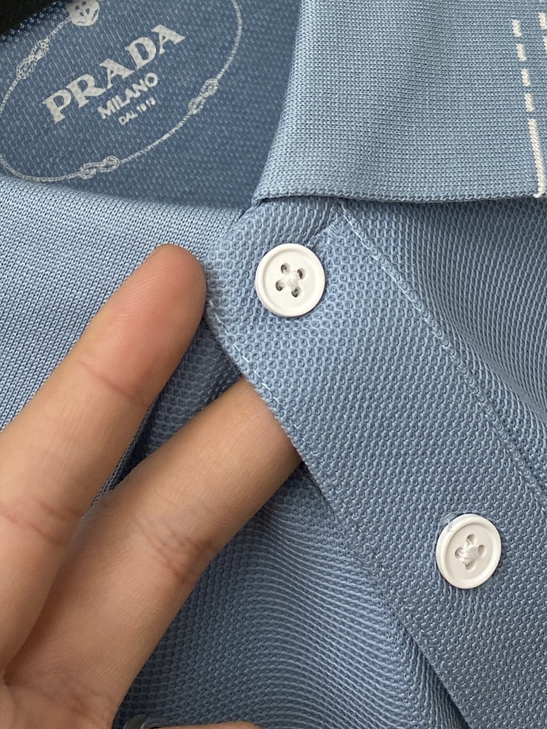 普拉达、2026新品短袖T恤，帅气时尚，简约百搭款。衣领顶级定织字母logo，面料棉 不仅挺括，保持潮流