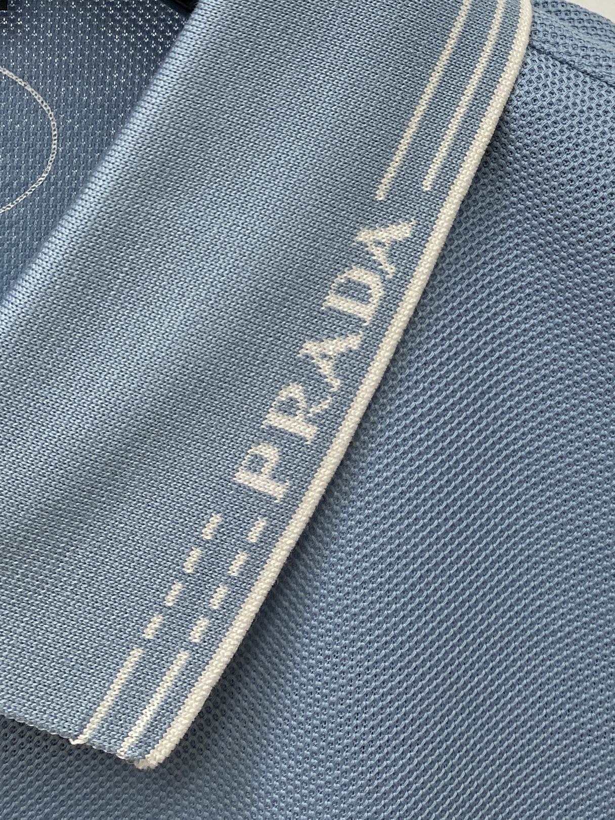 普拉达、2026新品短袖T恤，帅气时尚，简约百搭款。衣领顶级定织字母logo，面料棉 不仅挺括，保持潮流