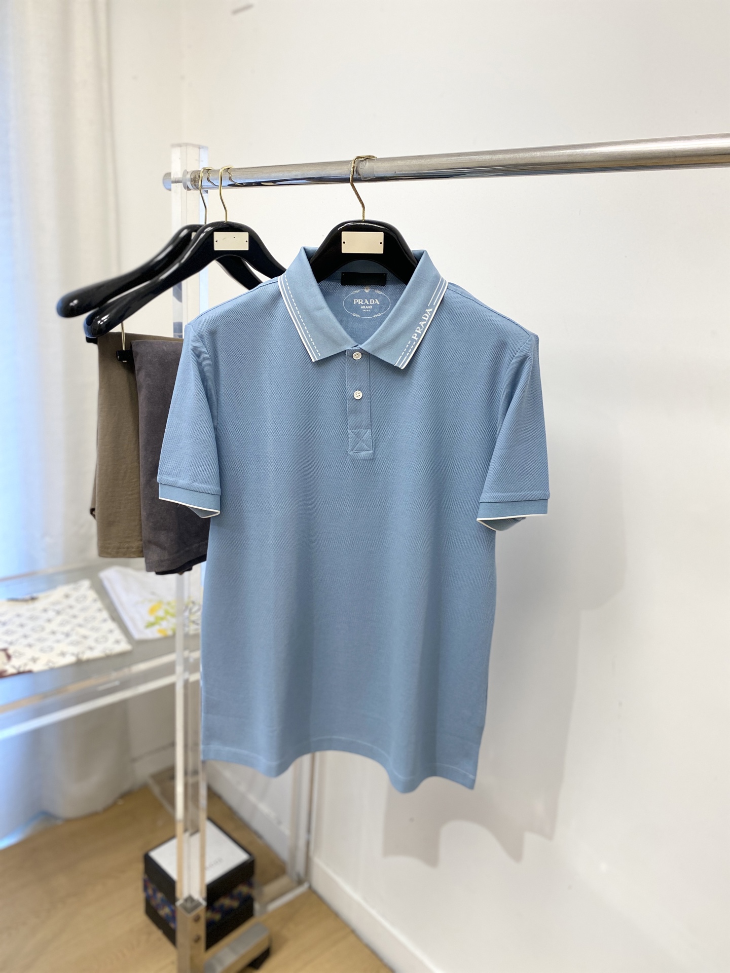 普拉达、2026新品短袖T恤，帅气时尚，简约百搭款。衣领顶级定织字母logo，面料棉 不仅挺括，保持潮流