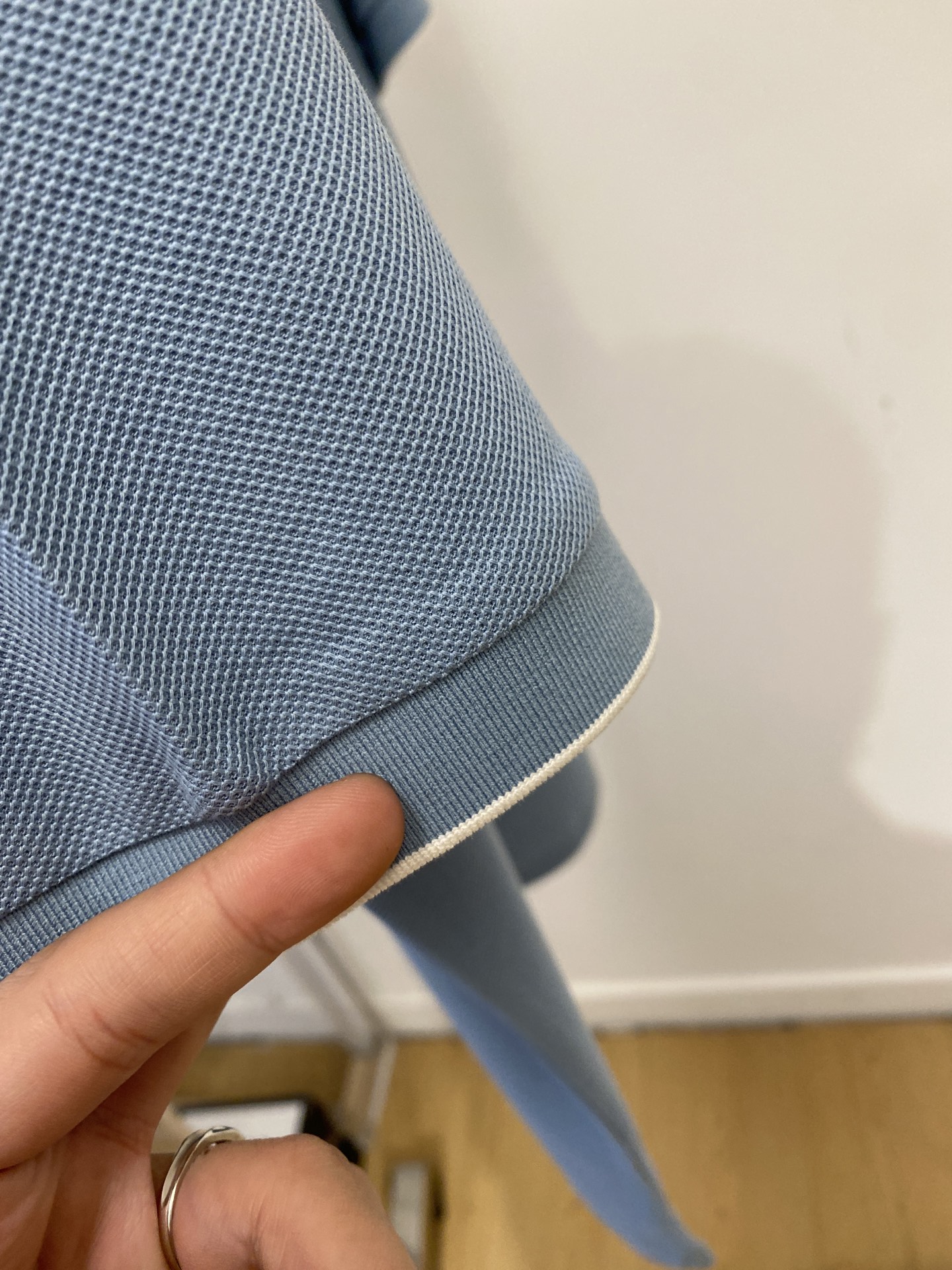 普拉达、2026新品短袖T恤，帅气时尚，简约百搭款。衣领顶级定织字母logo，面料棉 不仅挺括，保持潮流