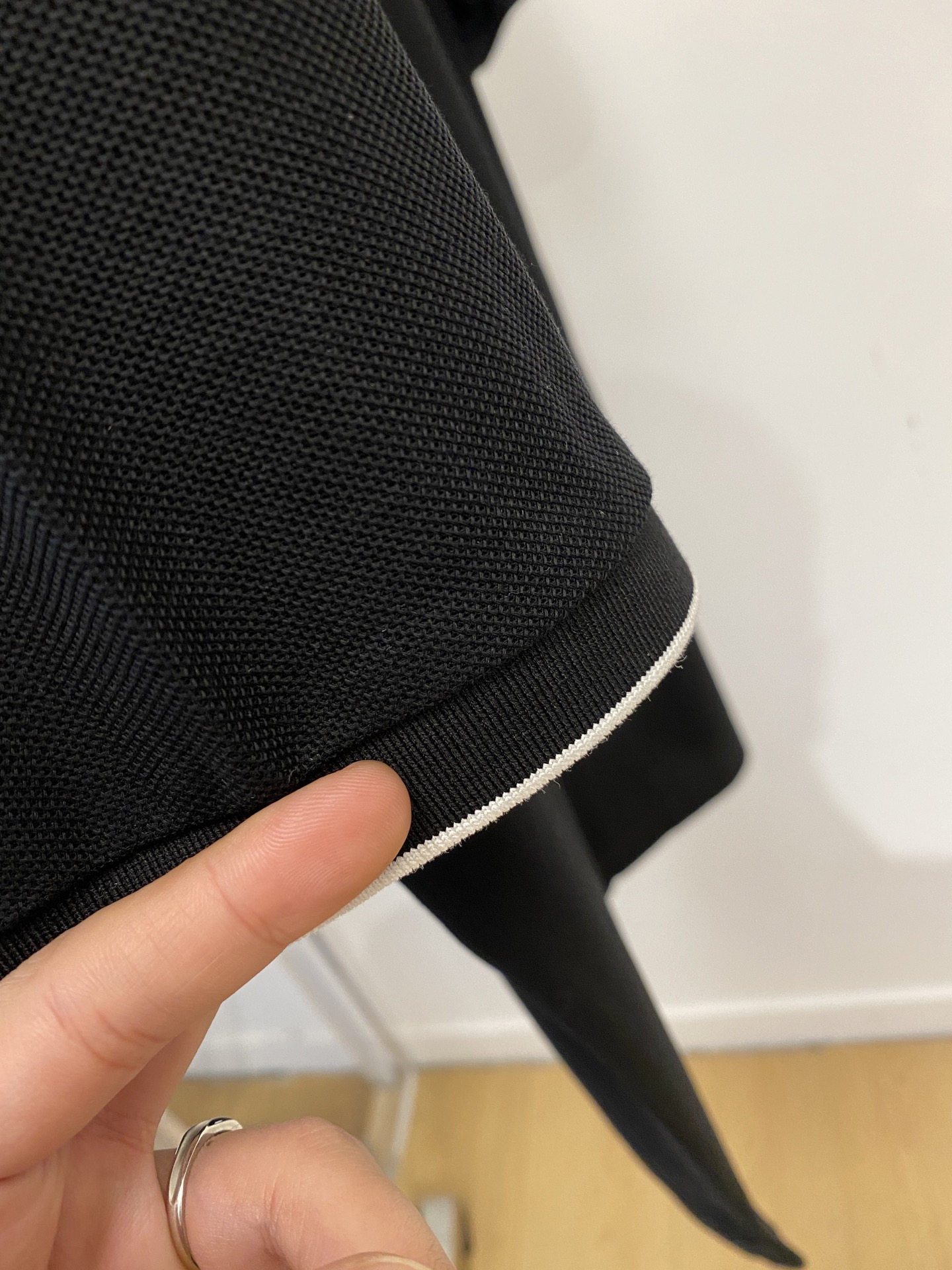 普拉达、2026新品短袖T恤，帅气时尚，简约百搭款。衣领顶级定织字母logo，面料棉 不仅挺括，保持潮流