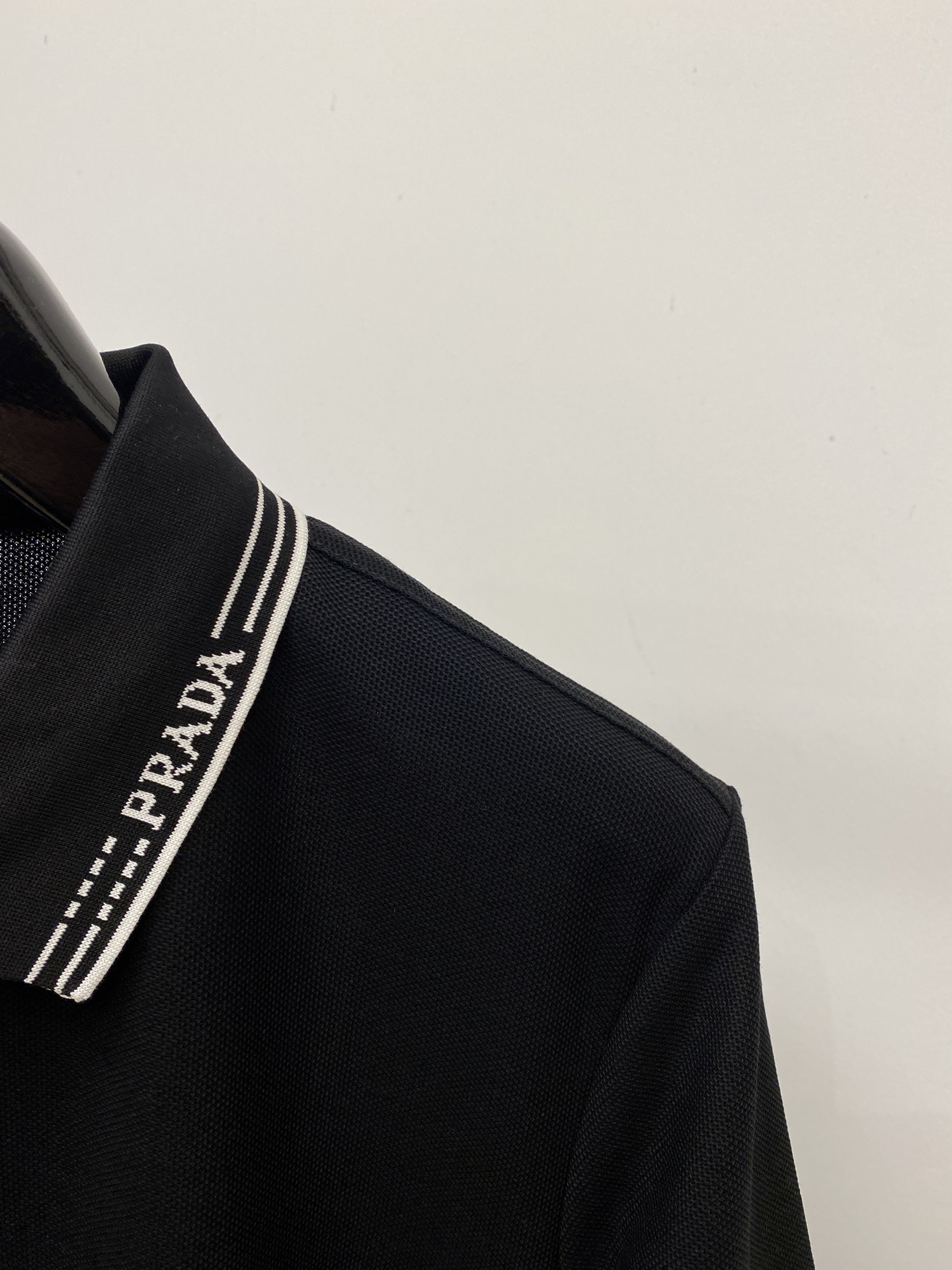 普拉达、2026新品短袖T恤，帅气时尚，简约百搭款。衣领顶级定织字母logo，面料棉 不仅挺括，保持潮流