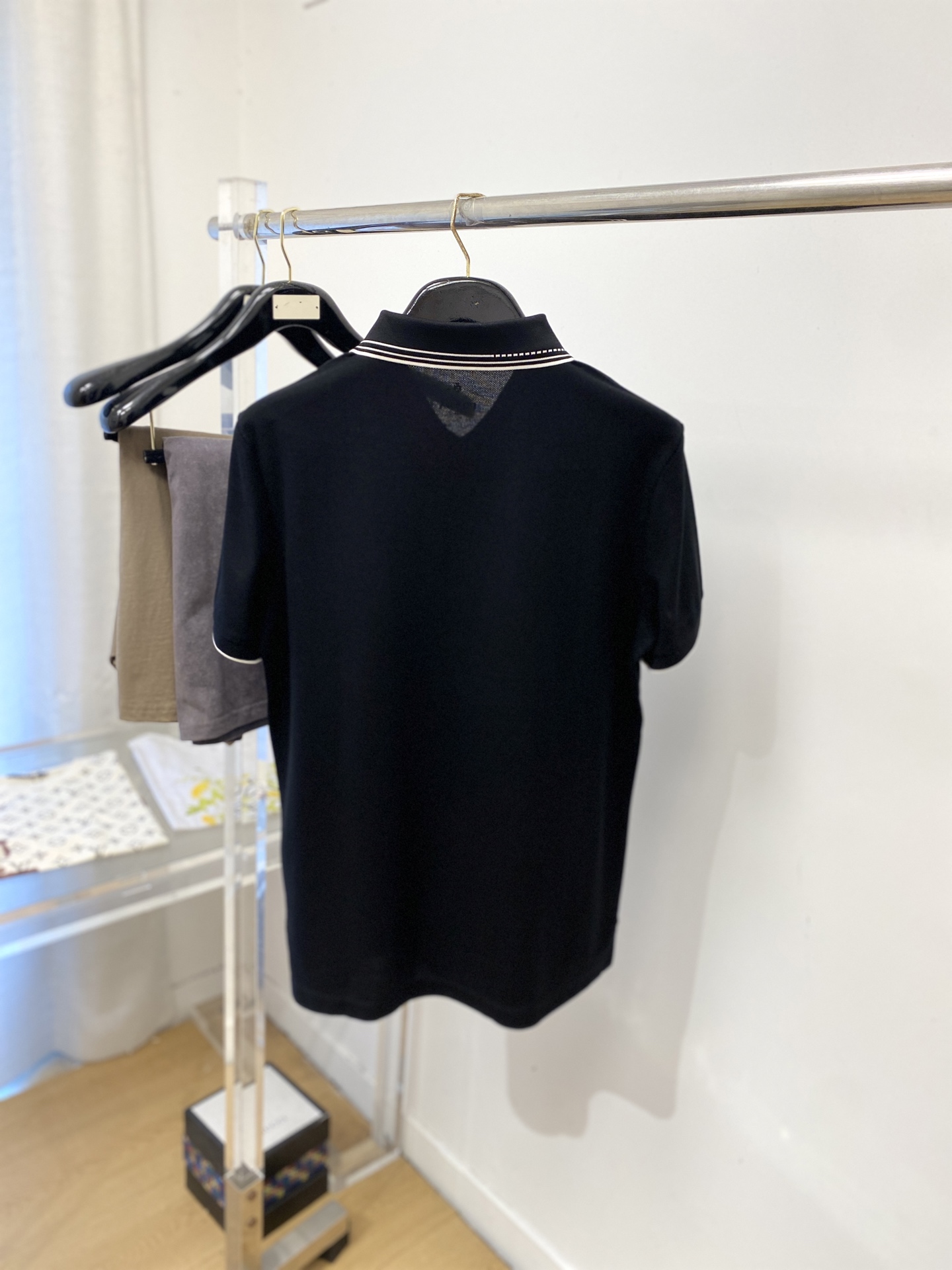 普拉达、2026新品短袖T恤，帅气时尚，简约百搭款。衣领顶级定织字母logo，面料棉 不仅挺括，保持潮流