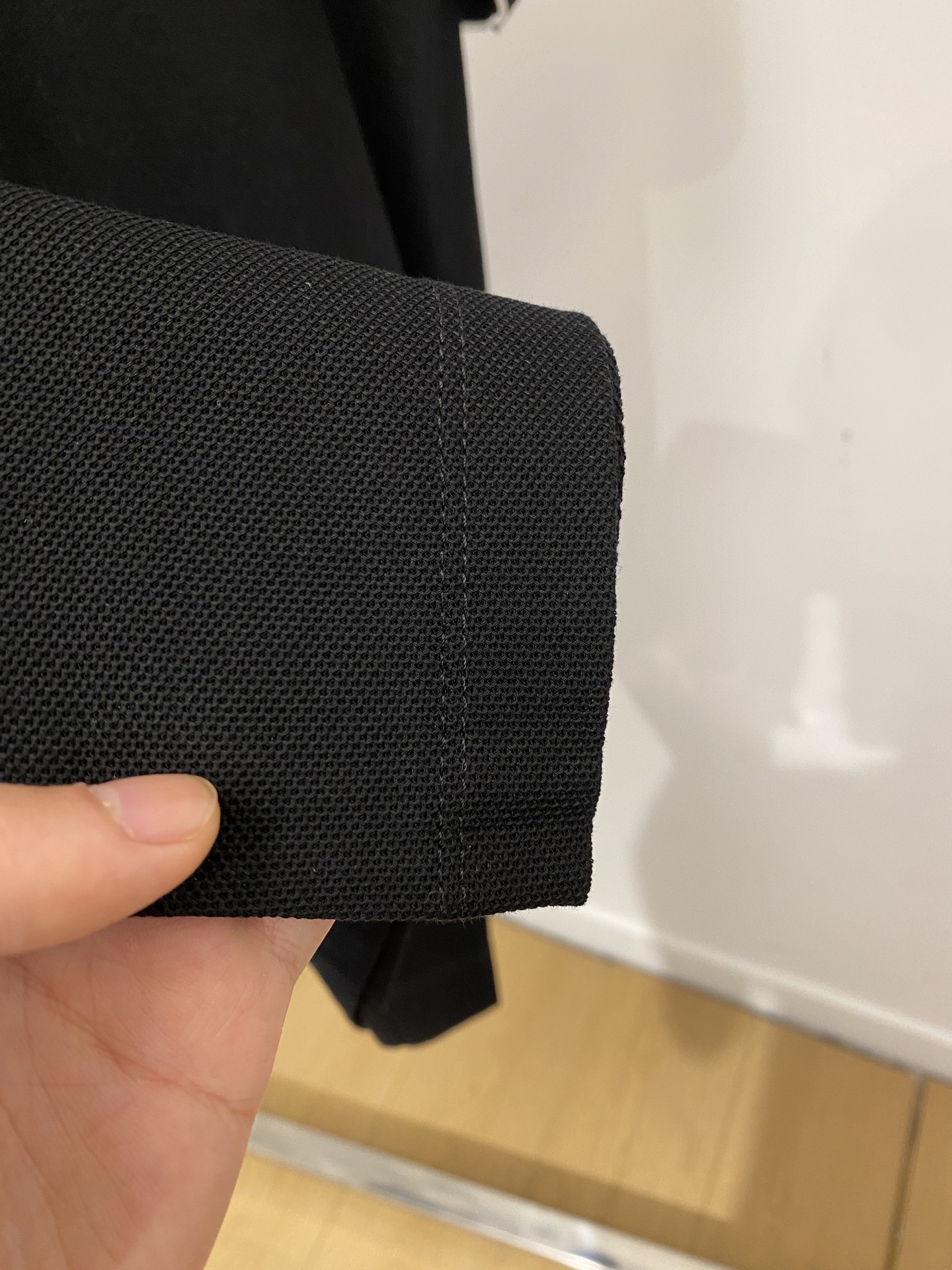 普拉达、2026新品短袖T恤，帅气时尚，简约百搭款。衣领顶级定织字母logo，面料棉 不仅挺括，保持潮流