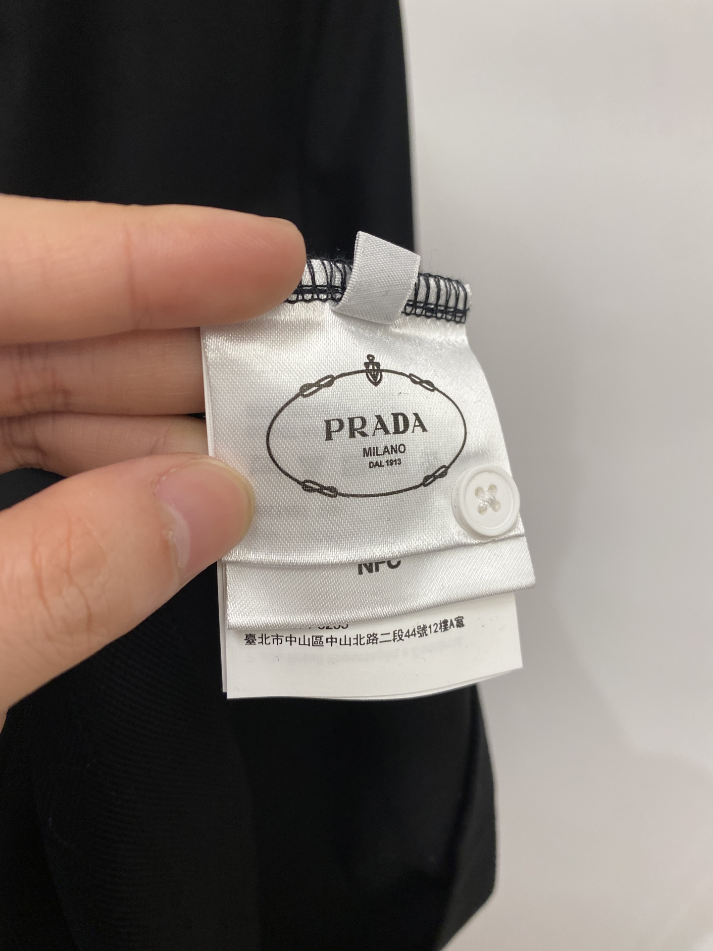 普拉达、2026新品短袖T恤，帅气时尚，简约百搭款。衣领顶级定织字母logo，面料棉 不仅挺括，保持潮流