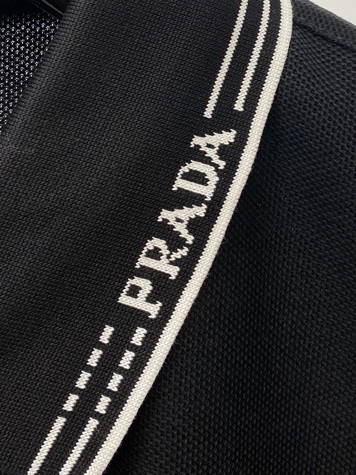 普拉达、2026新品短袖T恤，帅气时尚，简约百搭款。衣领顶级定织字母logo，面料棉 不仅挺括，保持潮流