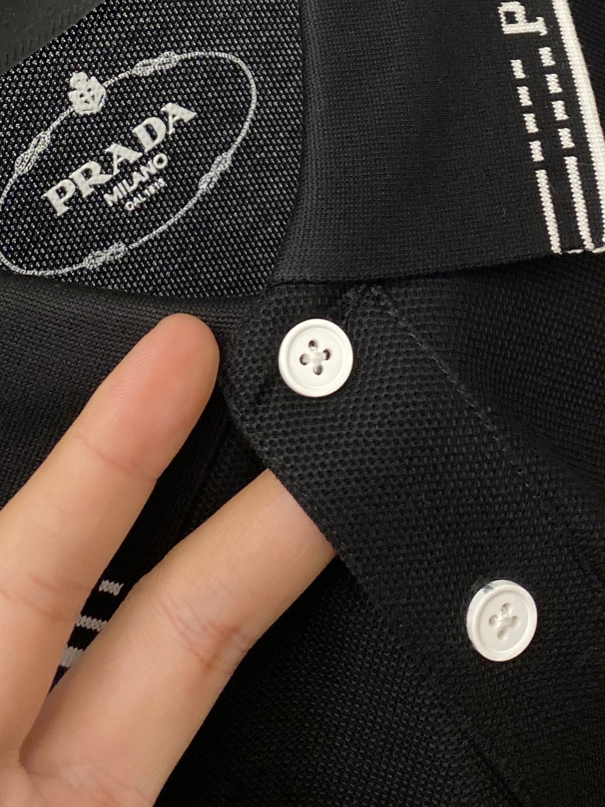 普拉达、2026新品短袖T恤，帅气时尚，简约百搭款。衣领顶级定织字母logo，面料棉 不仅挺括，保持潮流