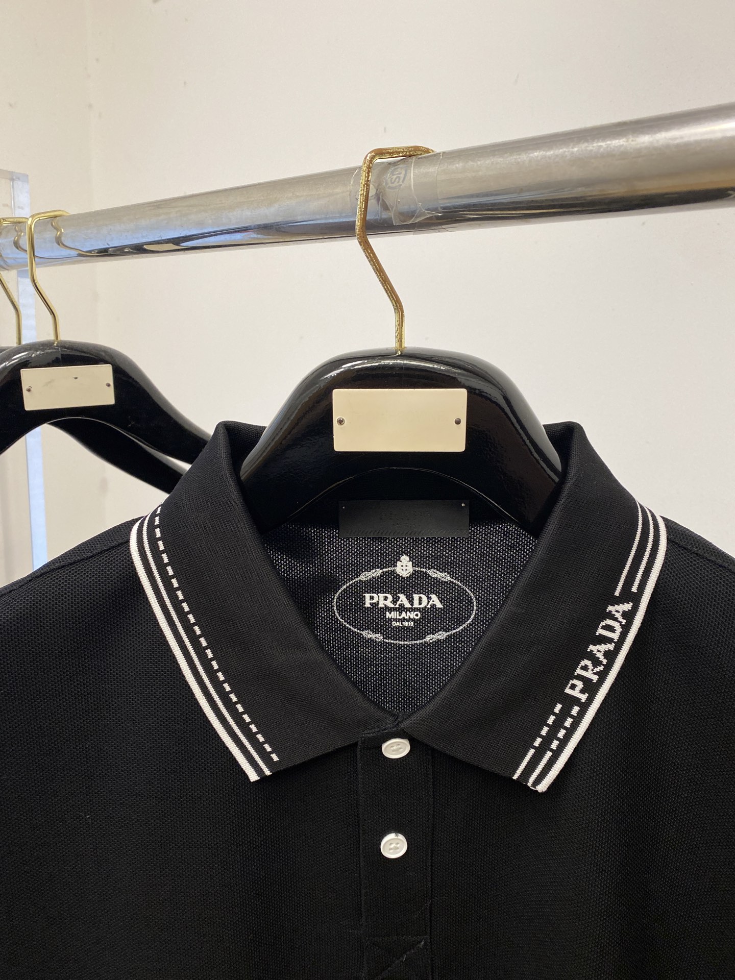 普拉达、2026新品短袖T恤，帅气时尚，简约百搭款。衣领顶级定织字母logo，面料棉 不仅挺括，保持潮流