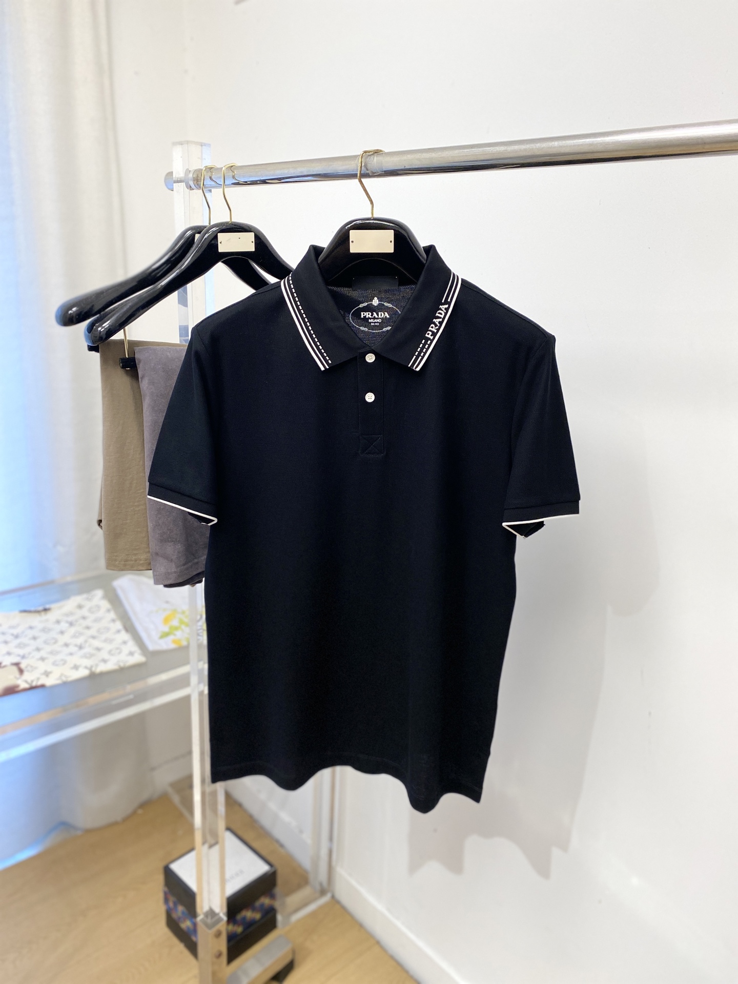 普拉达、2026新品短袖T恤，帅气时尚，简约百搭款。衣领顶级定织字母logo，面料棉 不仅挺括，保持潮流