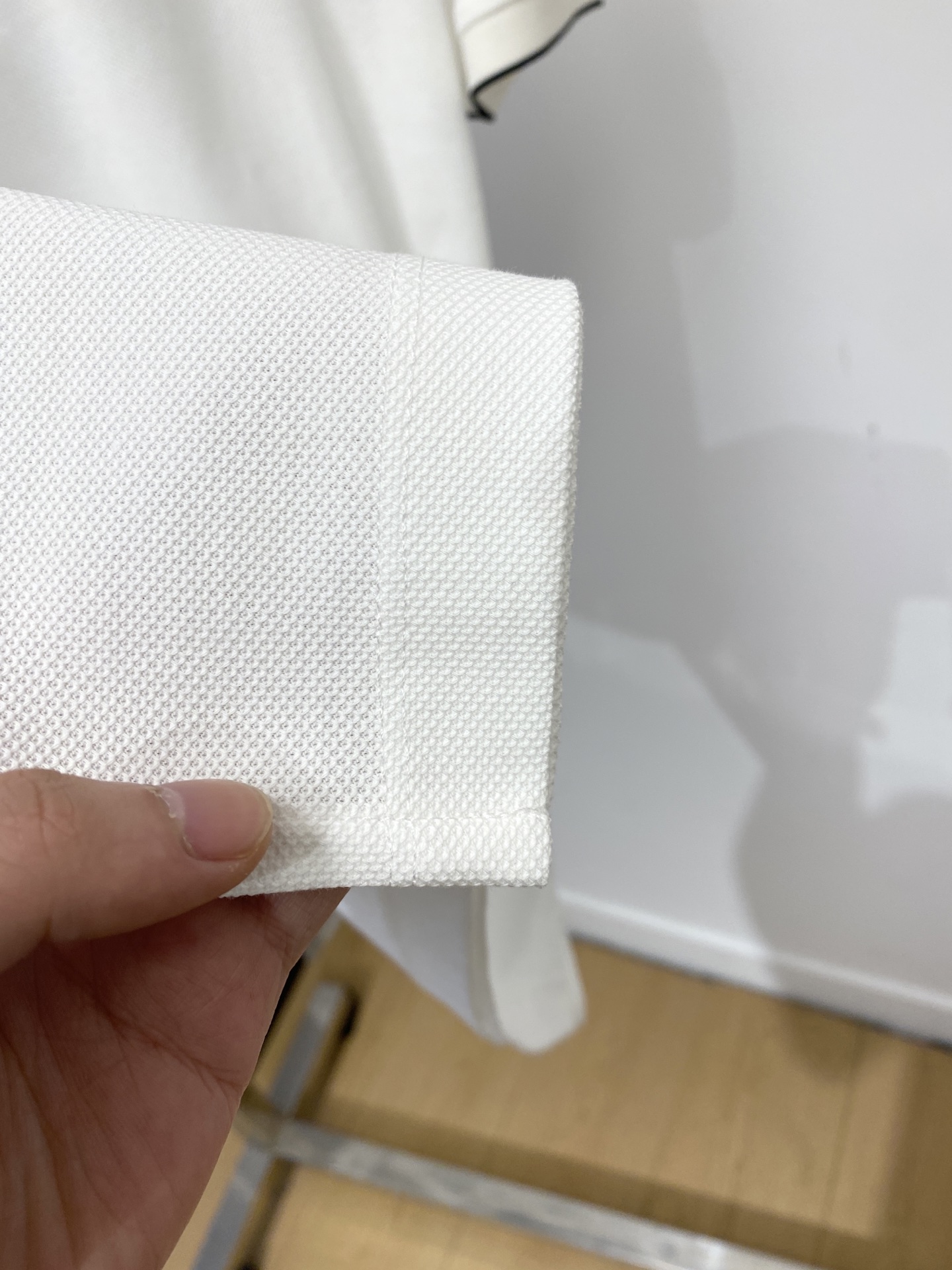 普拉达、2026新品短袖T恤，帅气时尚，简约百搭款。胸前五金装饰三角标logo，面料棉 不仅挺括，保持潮