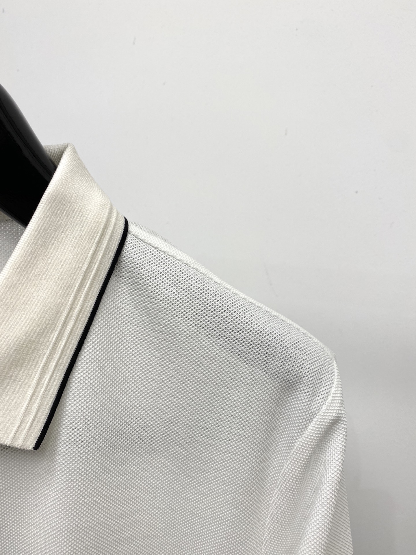 普拉达、2026新品短袖T恤，帅气时尚，简约百搭款。胸前五金装饰三角标logo，面料棉 不仅挺括，保持潮