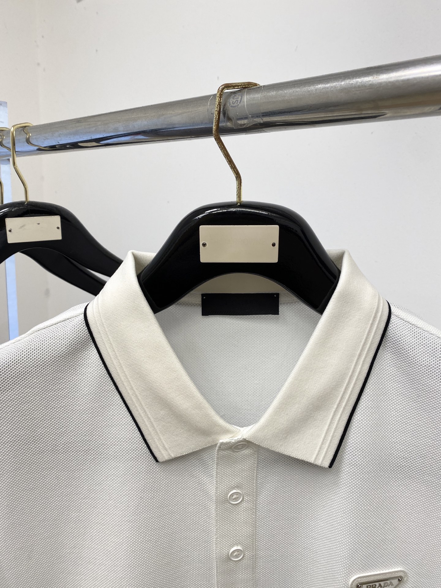 普拉达、2026新品短袖T恤，帅气时尚，简约百搭款。胸前五金装饰三角标logo，面料棉 不仅挺括，保持潮