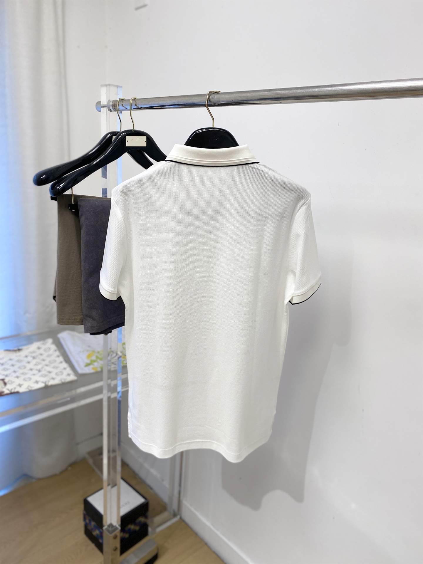 普拉达、2026新品短袖T恤，帅气时尚，简约百搭款。胸前五金装饰三角标logo，面料棉 不仅挺括，保持潮