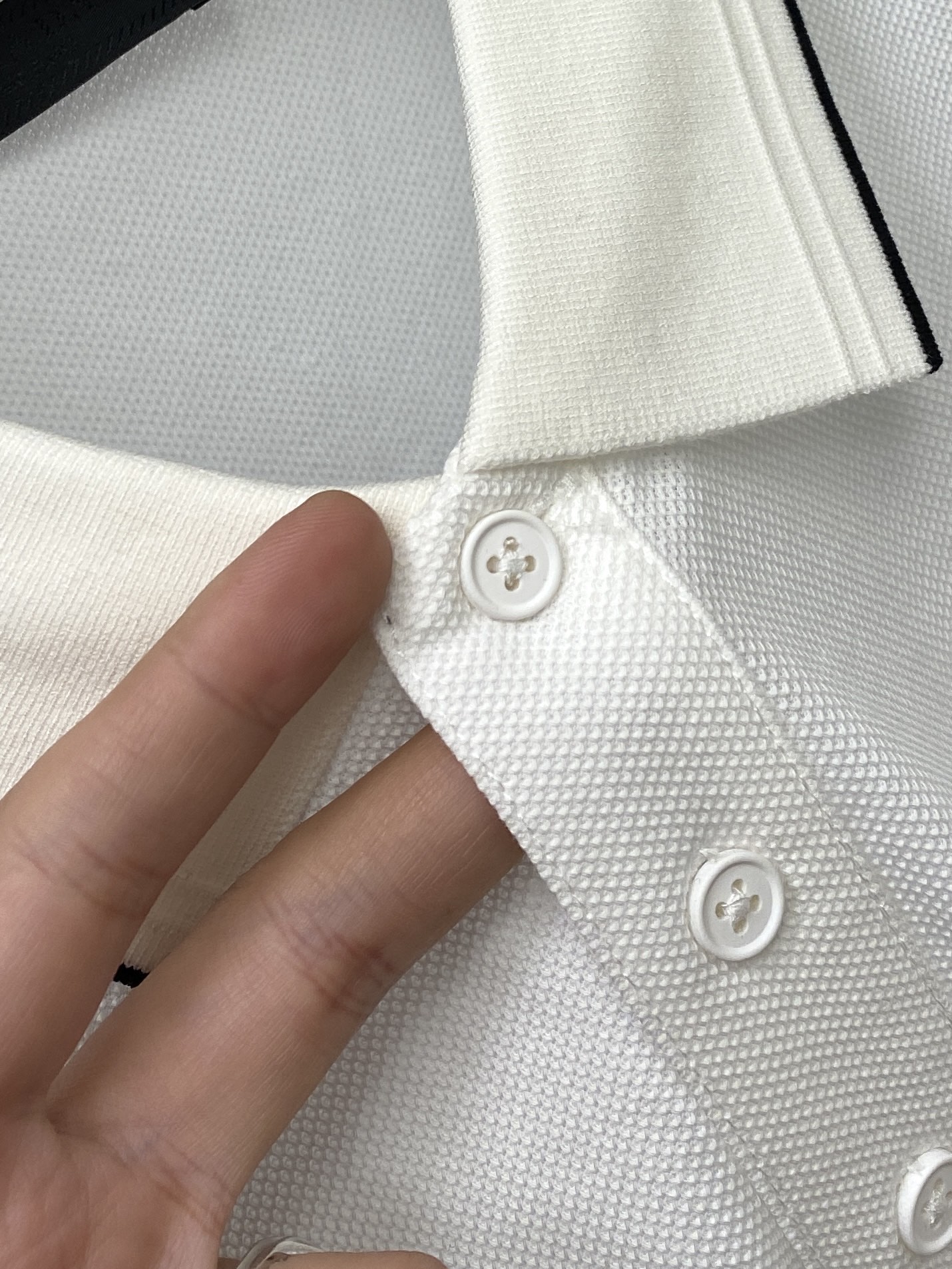 普拉达、2026新品短袖T恤，帅气时尚，简约百搭款。胸前五金装饰三角标logo，面料棉 不仅挺括，保持潮