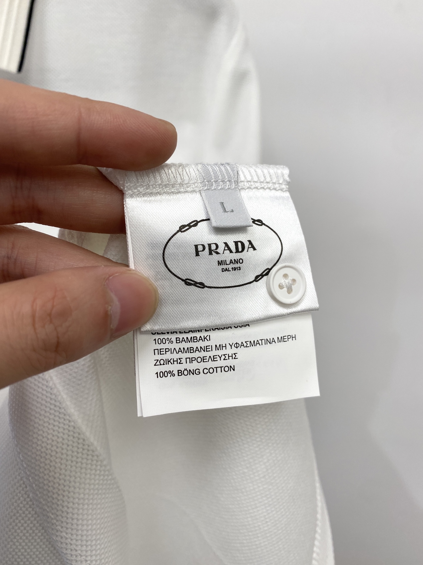 普拉达、2026新品短袖T恤，帅气时尚，简约百搭款。胸前五金装饰三角标logo，面料棉 不仅挺括，保持潮