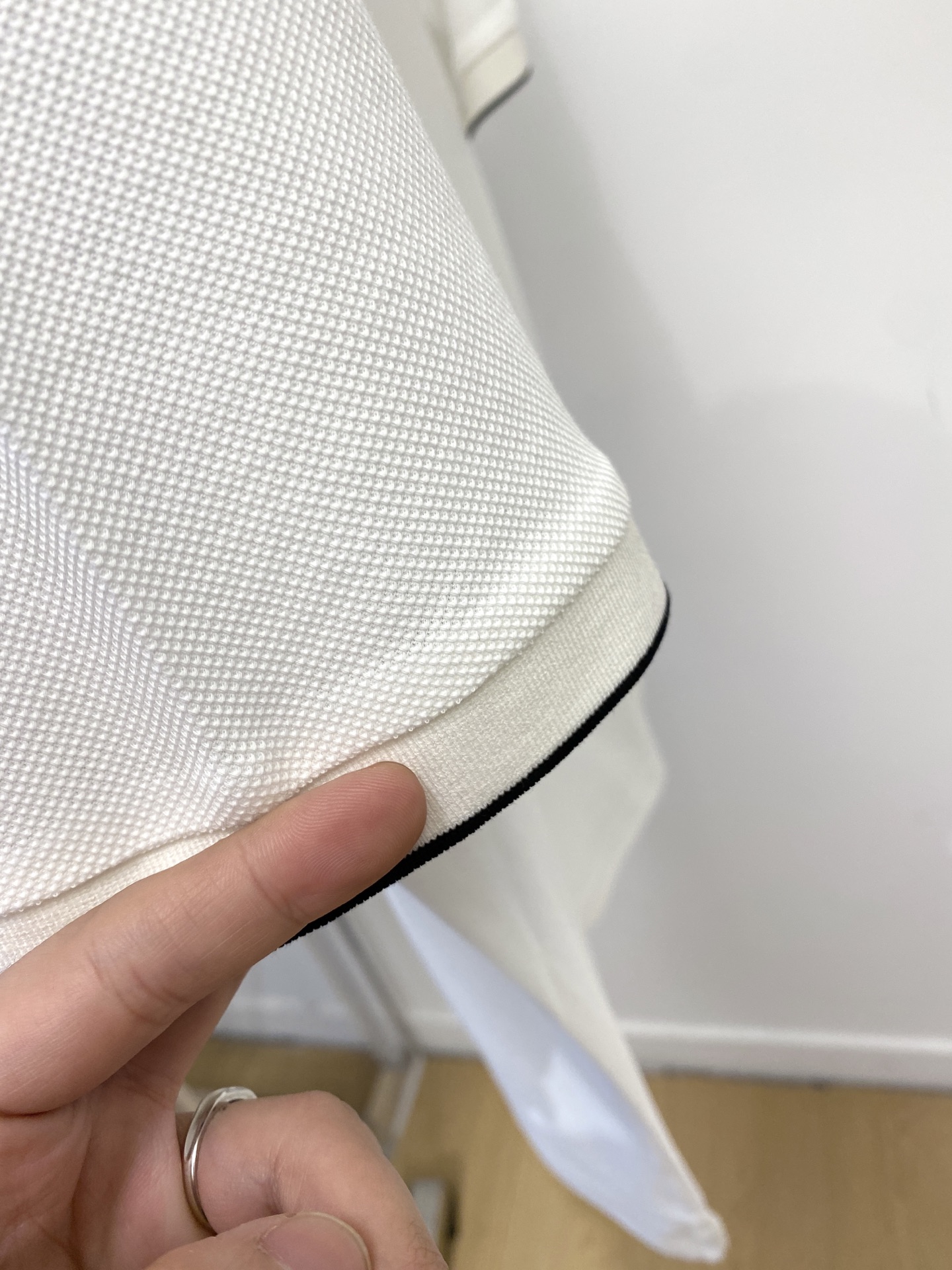 普拉达、2026新品短袖T恤，帅气时尚，简约百搭款。胸前五金装饰三角标logo，面料棉 不仅挺括，保持潮