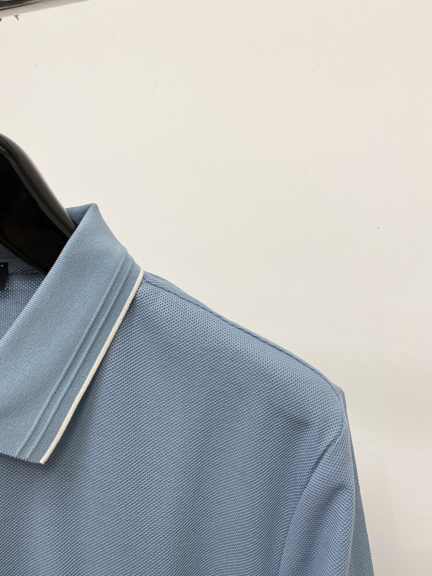 普拉达、2026新品短袖T恤，帅气时尚，简约百搭款。胸前五金装饰三角标logo，面料棉 不仅挺括，保持潮