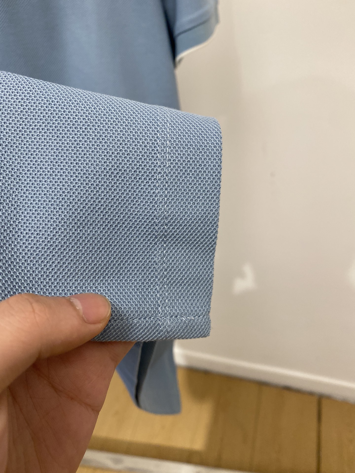 普拉达、2026新品短袖T恤，帅气时尚，简约百搭款。胸前五金装饰三角标logo，面料棉 不仅挺括，保持潮