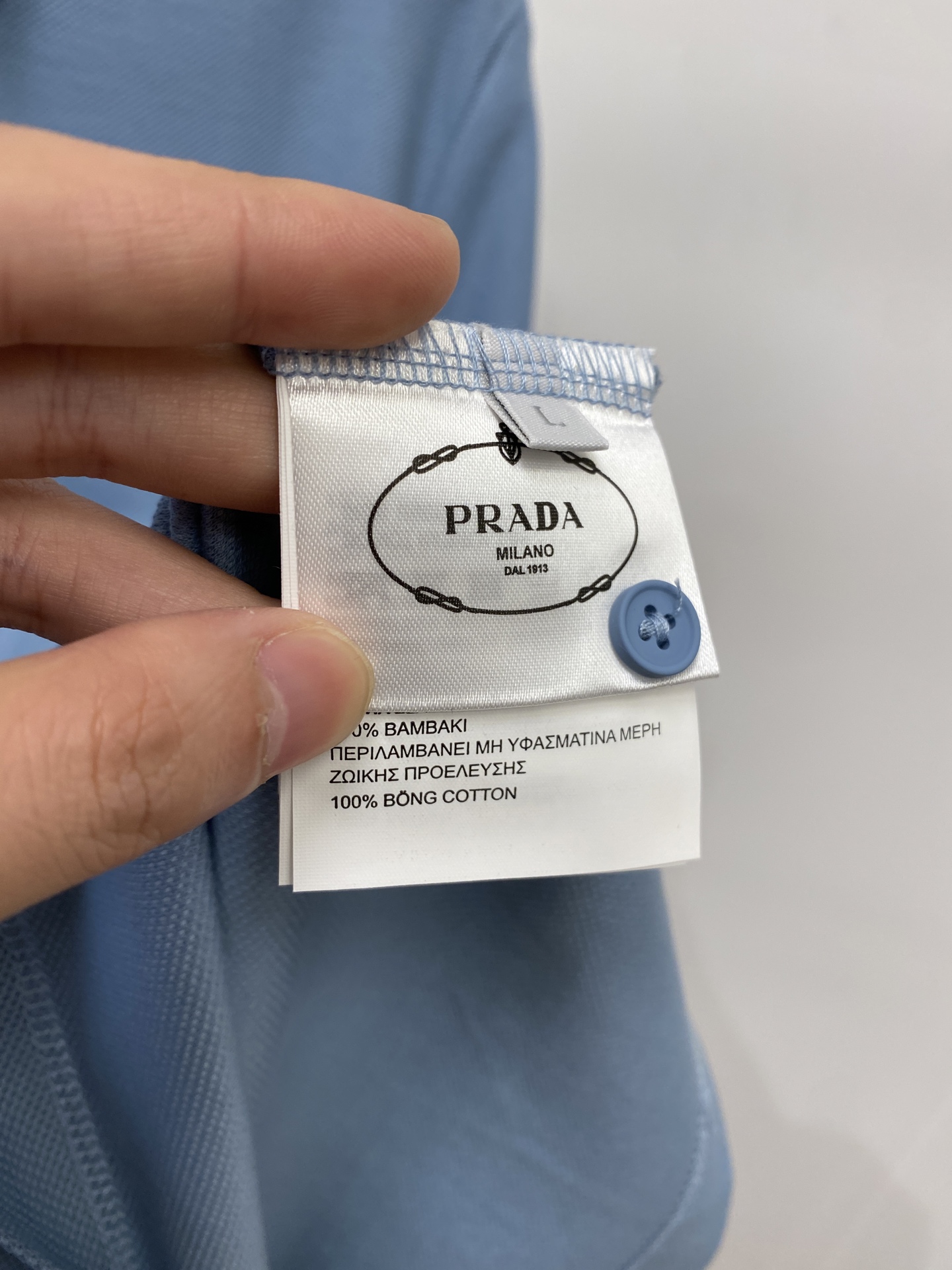 普拉达、2026新品短袖T恤，帅气时尚，简约百搭款。胸前五金装饰三角标logo，面料棉 不仅挺括，保持潮