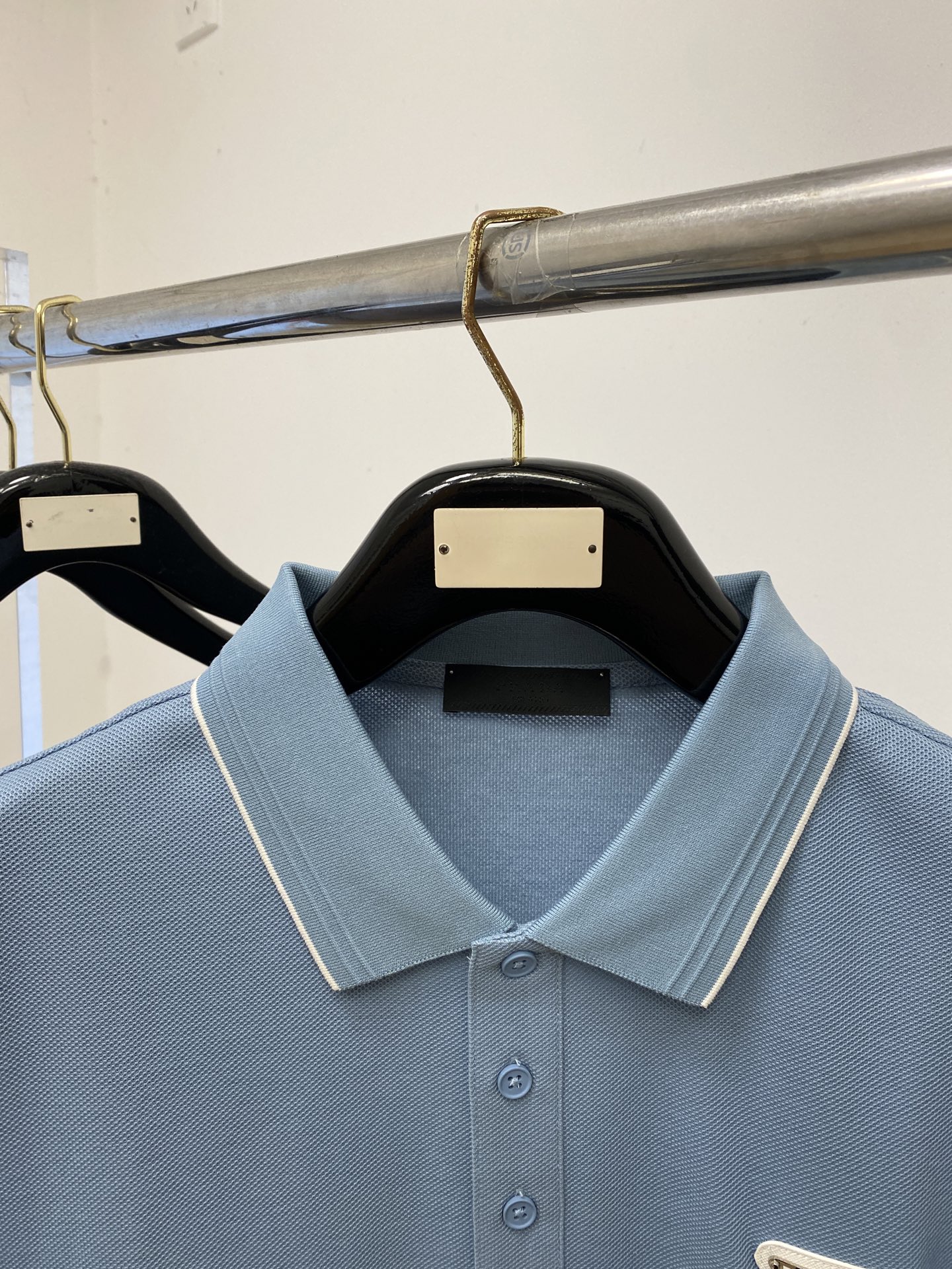 普拉达、2026新品短袖T恤，帅气时尚，简约百搭款。胸前五金装饰三角标logo，面料棉 不仅挺括，保持潮