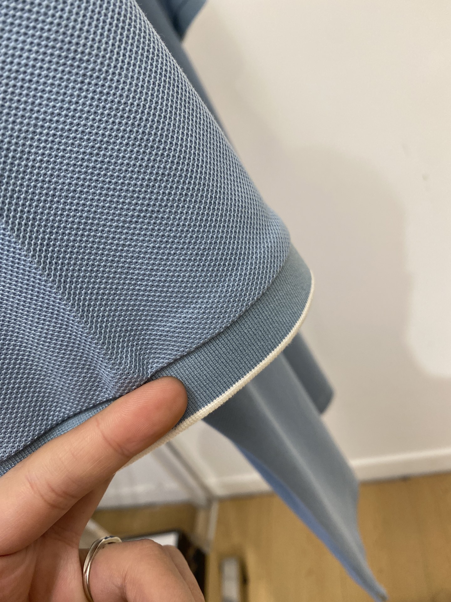 普拉达、2026新品短袖T恤，帅气时尚，简约百搭款。胸前五金装饰三角标logo，面料棉 不仅挺括，保持潮