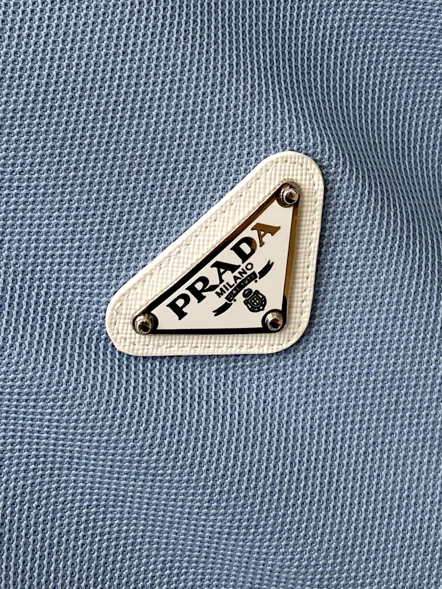普拉达、2026新品短袖T恤，帅气时尚，简约百搭款。胸前五金装饰三角标logo，面料棉 不仅挺括，保持潮