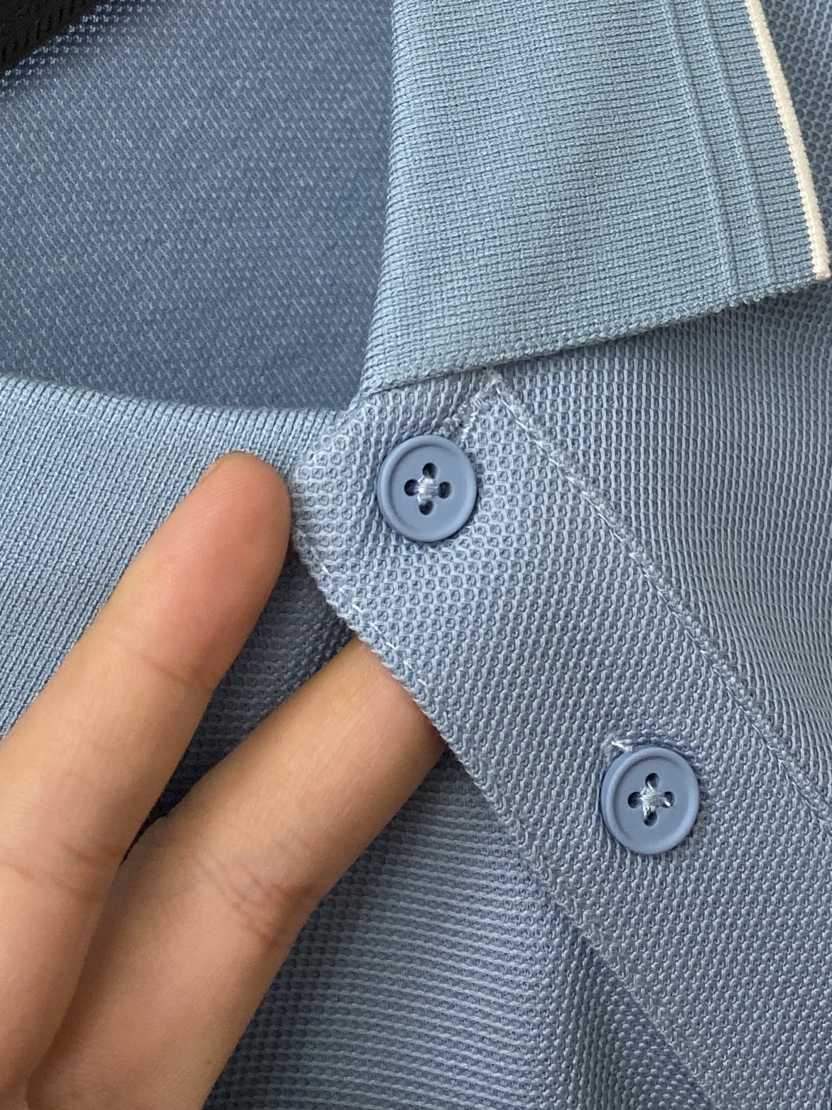 普拉达、2026新品短袖T恤，帅气时尚，简约百搭款。胸前五金装饰三角标logo，面料棉 不仅挺括，保持潮