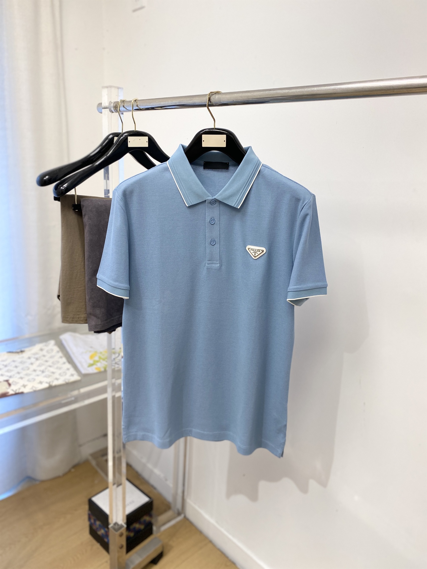 普拉达、2026新品短袖T恤，帅气时尚，简约百搭款。胸前五金装饰三角标logo，面料棉 不仅挺括，保持潮