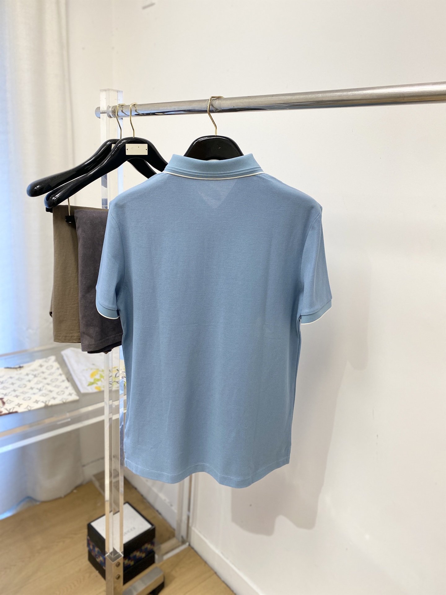 普拉达、2026新品短袖T恤，帅气时尚，简约百搭款。胸前五金装饰三角标logo，面料棉 不仅挺括，保持潮