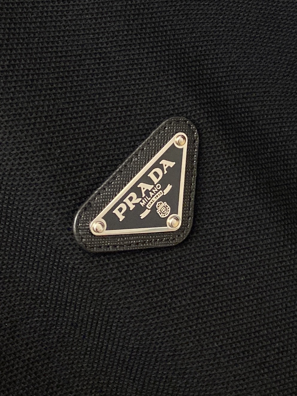 普拉达、2026新品短袖T恤，帅气时尚，简约百搭款。胸前五金装饰三角标logo，面料棉 不仅挺括，保持潮