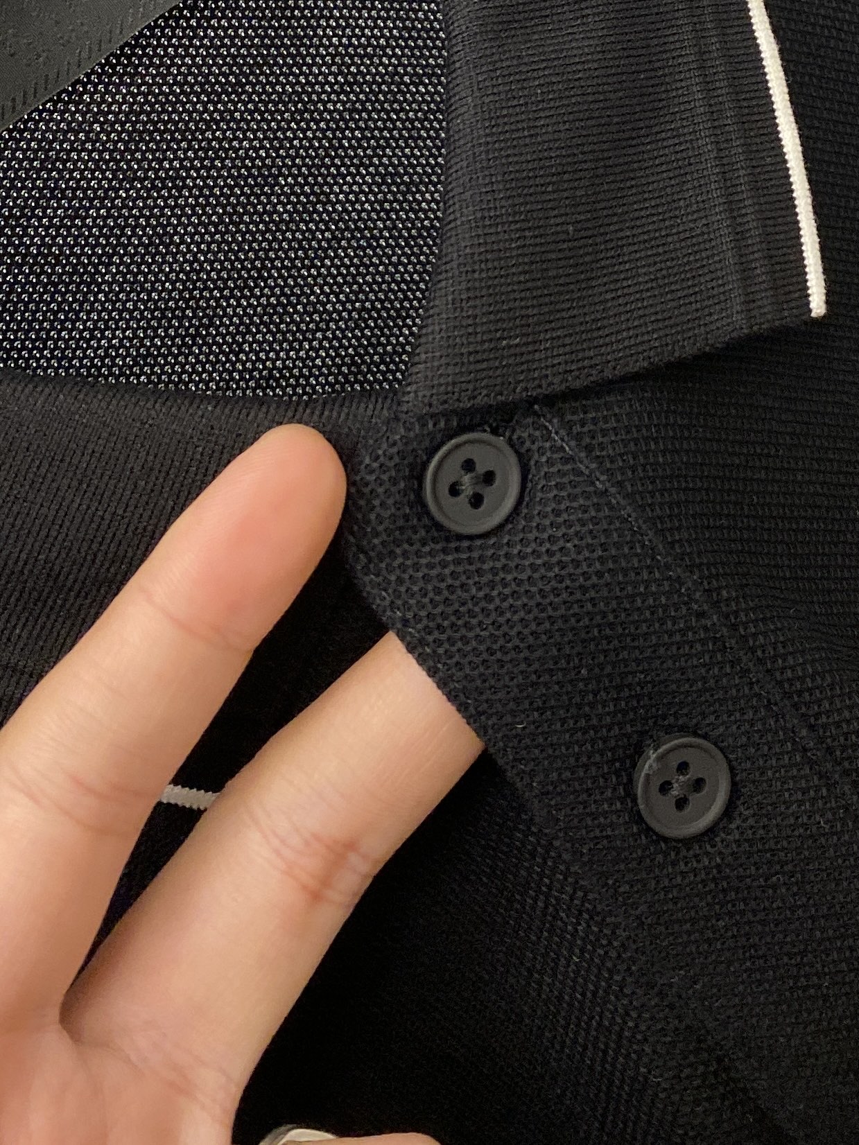 普拉达、2026新品短袖T恤，帅气时尚，简约百搭款。胸前五金装饰三角标logo，面料棉 不仅挺括，保持潮