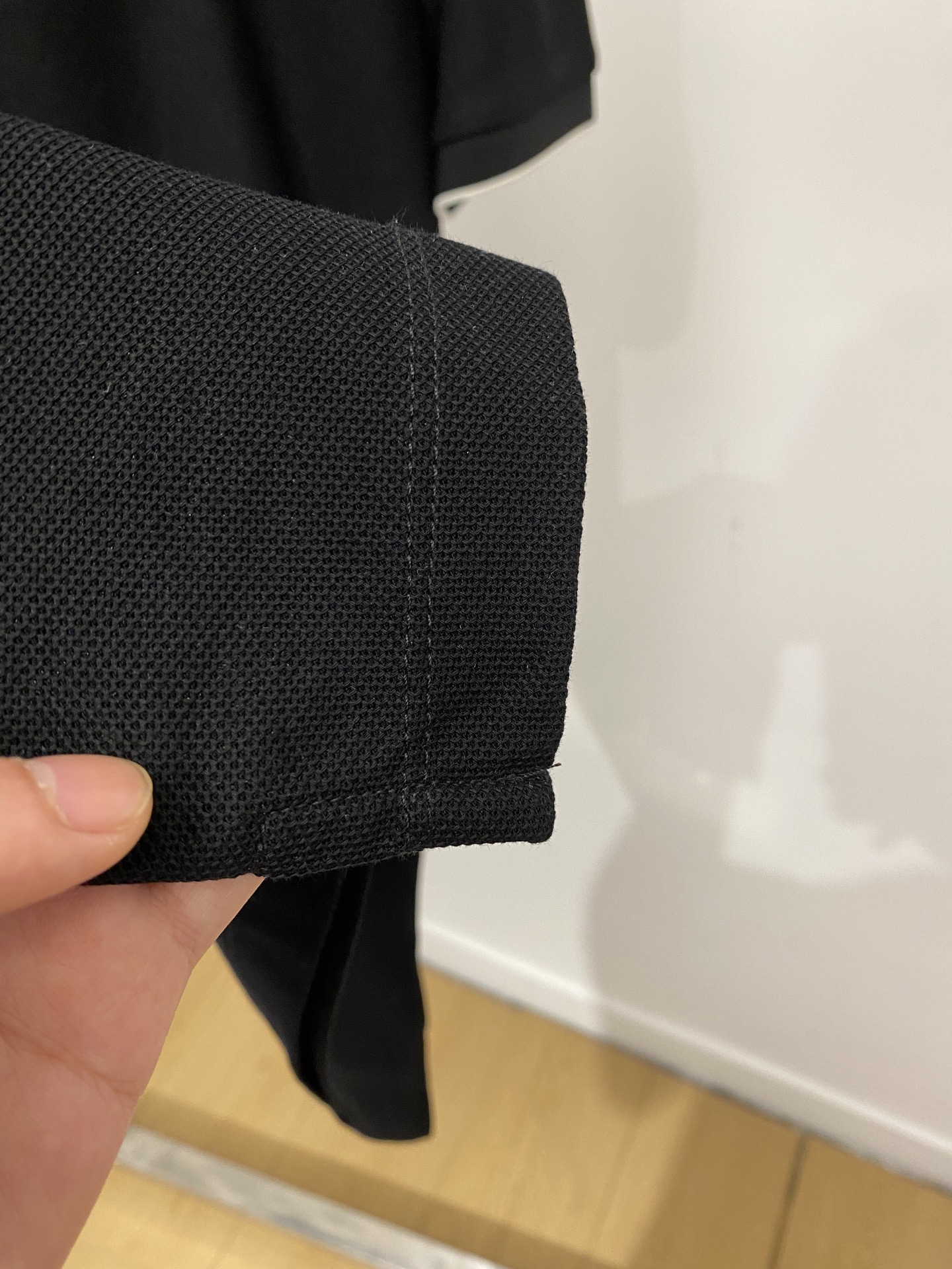 普拉达、2026新品短袖T恤，帅气时尚，简约百搭款。胸前五金装饰三角标logo，面料棉 不仅挺括，保持潮