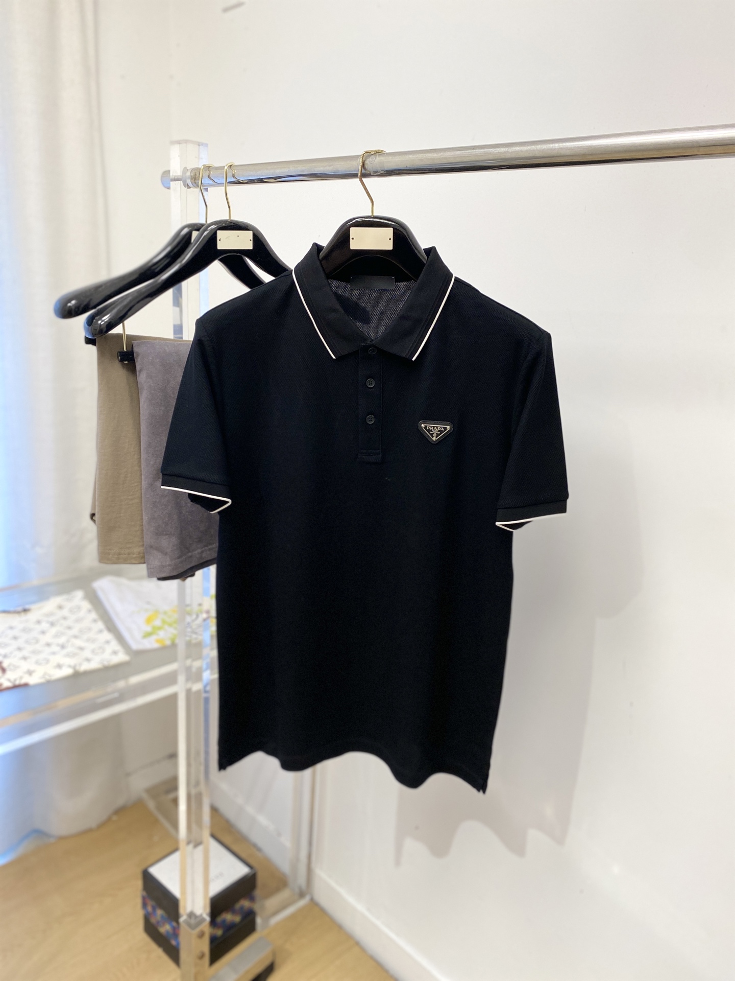 普拉达、2026新品短袖T恤，帅气时尚，简约百搭款。胸前五金装饰三角标logo，面料棉 不仅挺括，保持潮
