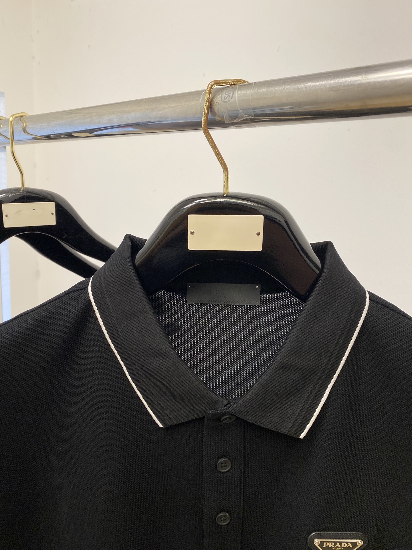 普拉达、2026新品短袖T恤，帅气时尚，简约百搭款。胸前五金装饰三角标logo，面料棉 不仅挺括，保持潮