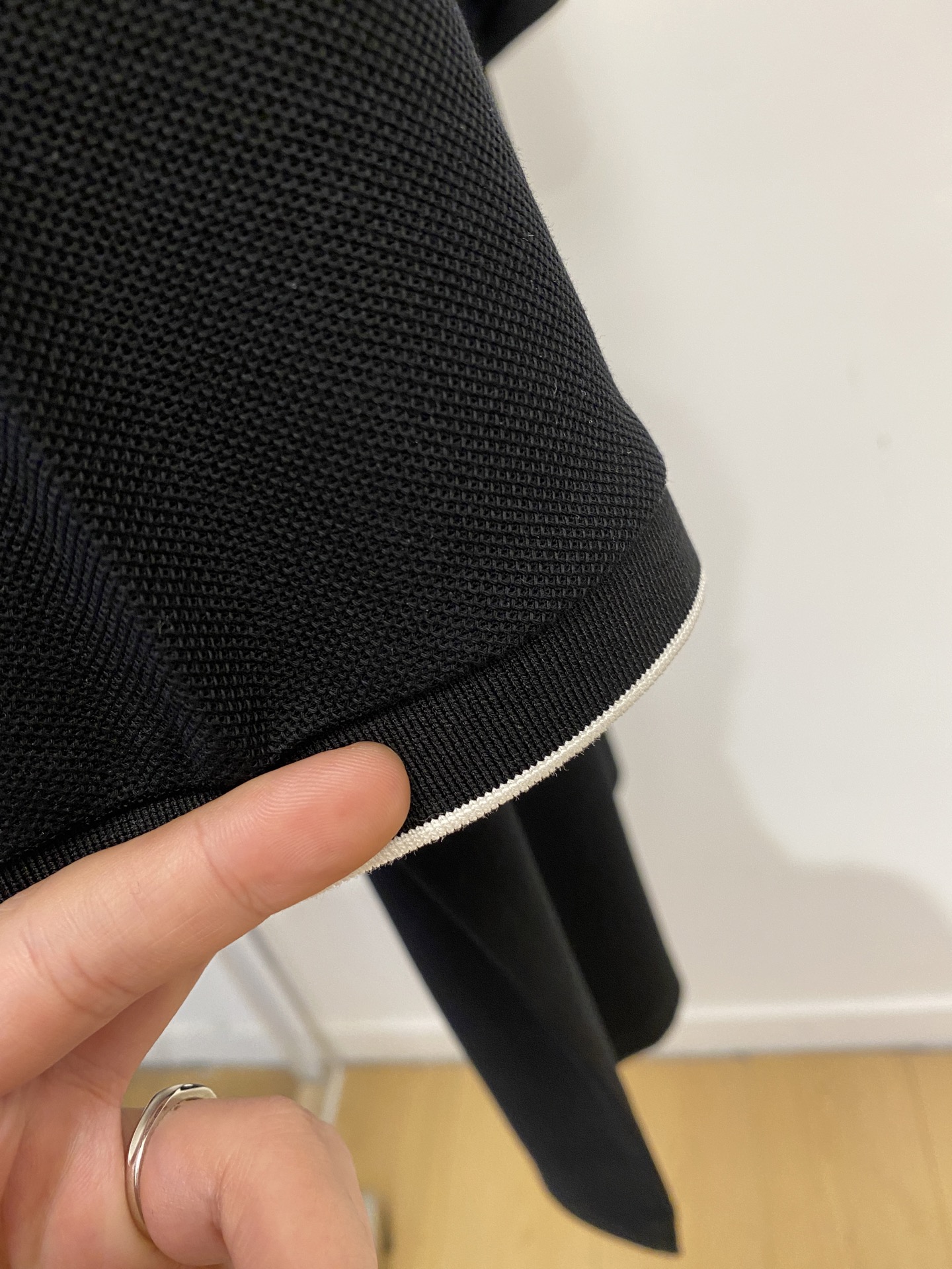 普拉达、2026新品短袖T恤，帅气时尚，简约百搭款。胸前五金装饰三角标logo，面料棉 不仅挺括，保持潮